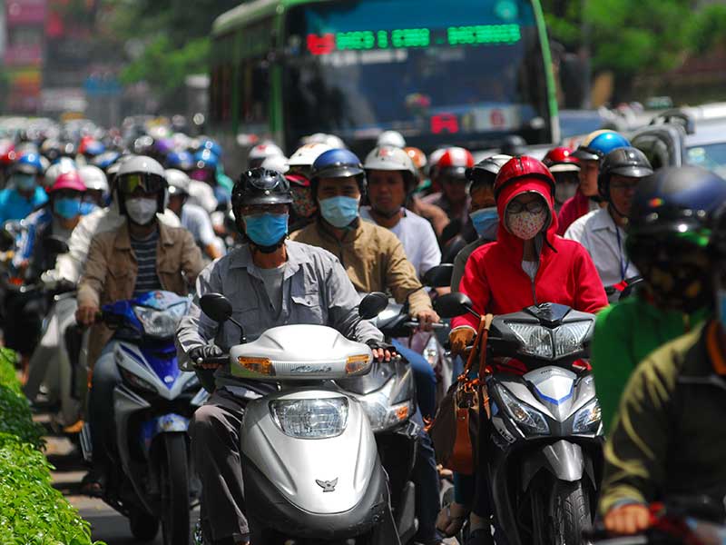 &Ugrave;n tắc giao th&ocirc;ng tr&ecirc;n đường Nguyễn Văn Cừ, quận 5, TP.HCM. Ảnh: HTD