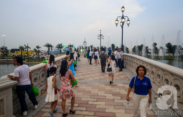 
D&ugrave; chưa mở cửa ch&iacute;nh thức nhưng đ&atilde; c&oacute; h&agrave;ng ng&agrave;n người d&acirc;n th&agrave;nh phố đến tham quan.
