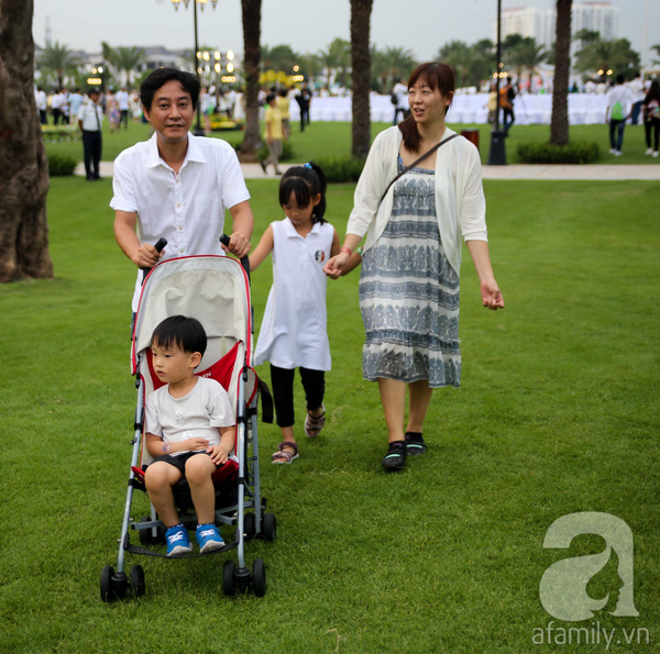 
Nhiều gia đ&igrave;nh dắt theo con nhỏ tham quan c&ocirc;ng vi&ecirc;n ven s&ocirc;ng.
