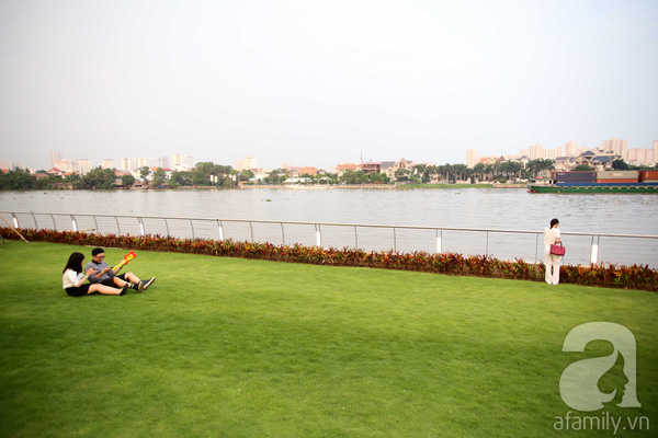 
Đ&ocirc;i t&igrave;nh nh&acirc;n ngồi h&oacute;ng gi&oacute; tr&ecirc;n thảm cỏ xanh ngắt ở s&aacute;t bở s&ocirc;ng S&agrave;i G&ograve;n.
