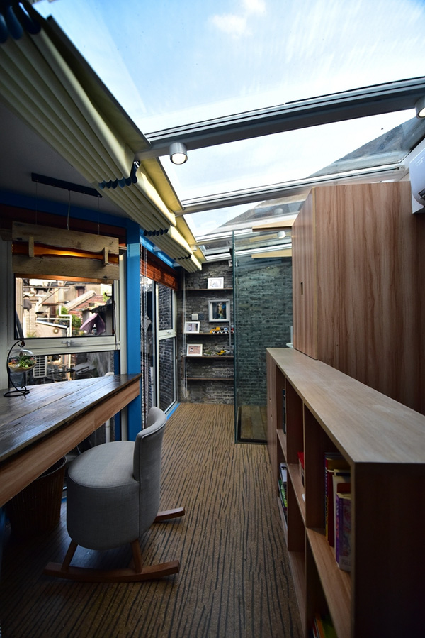 
Tầng tr&ecirc;n c&ugrave;ng của ng&ocirc;i nh&agrave; được xử l&yacute; bằng m&aacute;i k&iacute;nh c&oacute; thể k&eacute;o r&egrave;m để chắn nắng. Đ&acirc;y cũng l&agrave; kh&ocirc;ng gian l&agrave;m việc, thư gi&atilde;n cho gia đ&igrave;nh.
