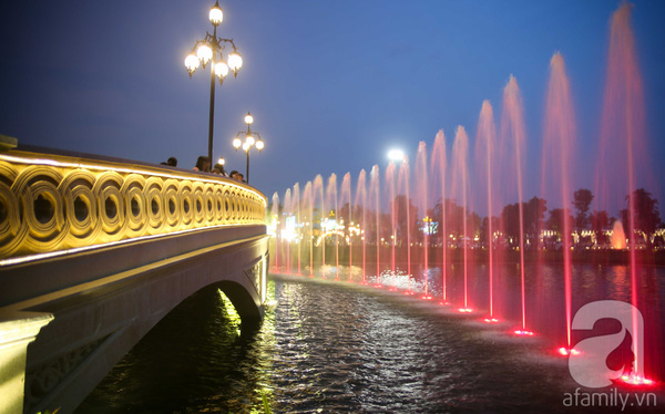 
Hai c&acirc;y cầu thiết kế độc đ&aacute;o, rực rỡ &aacute;nh đ&egrave;n khi về đ&ecirc;m l&agrave; điểm nhấn trong c&ocirc;ng vi&ecirc;n.
