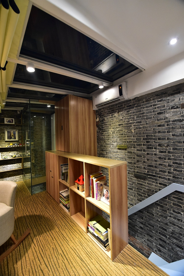 
Nội thất gỗ gọn nhẹ gi&uacute;p ng&ocirc;i nh&agrave; đủ tiện nghi m&agrave; vẫn tho&aacute;ng mắt.
