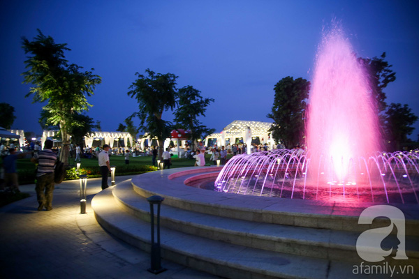 
Quanh c&ocirc;ng vi&ecirc;n c&oacute; kh&aacute; nhiều đ&agrave;i phun nước đủ m&agrave;u sắc.
