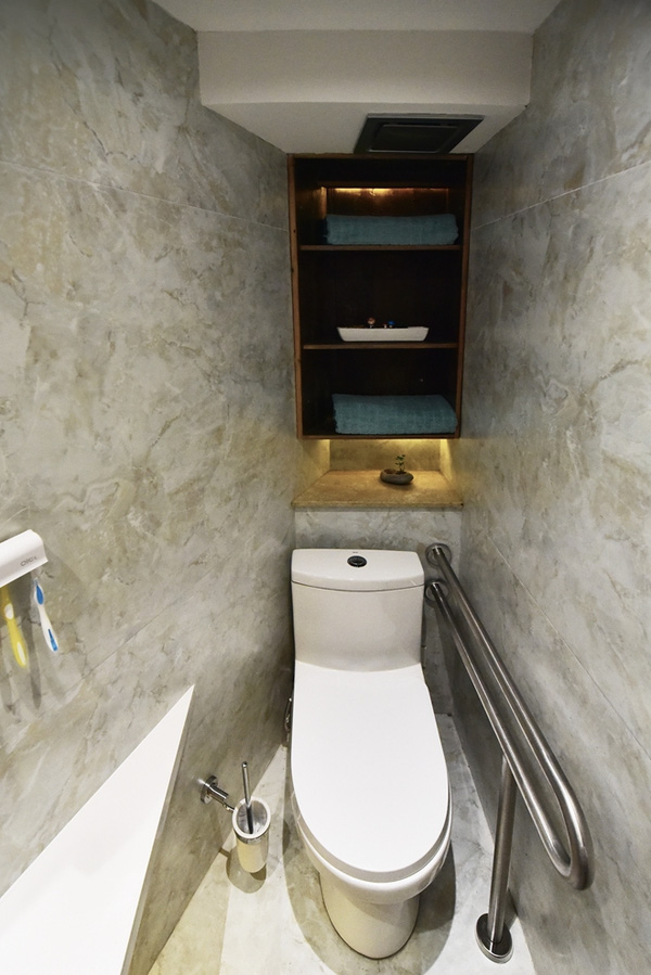 
Ph&ograve;ng tắm - vệ sinh thiết kế nhỏ gọn v&agrave; tận dụng tối đa kh&ocirc;ng gian.
