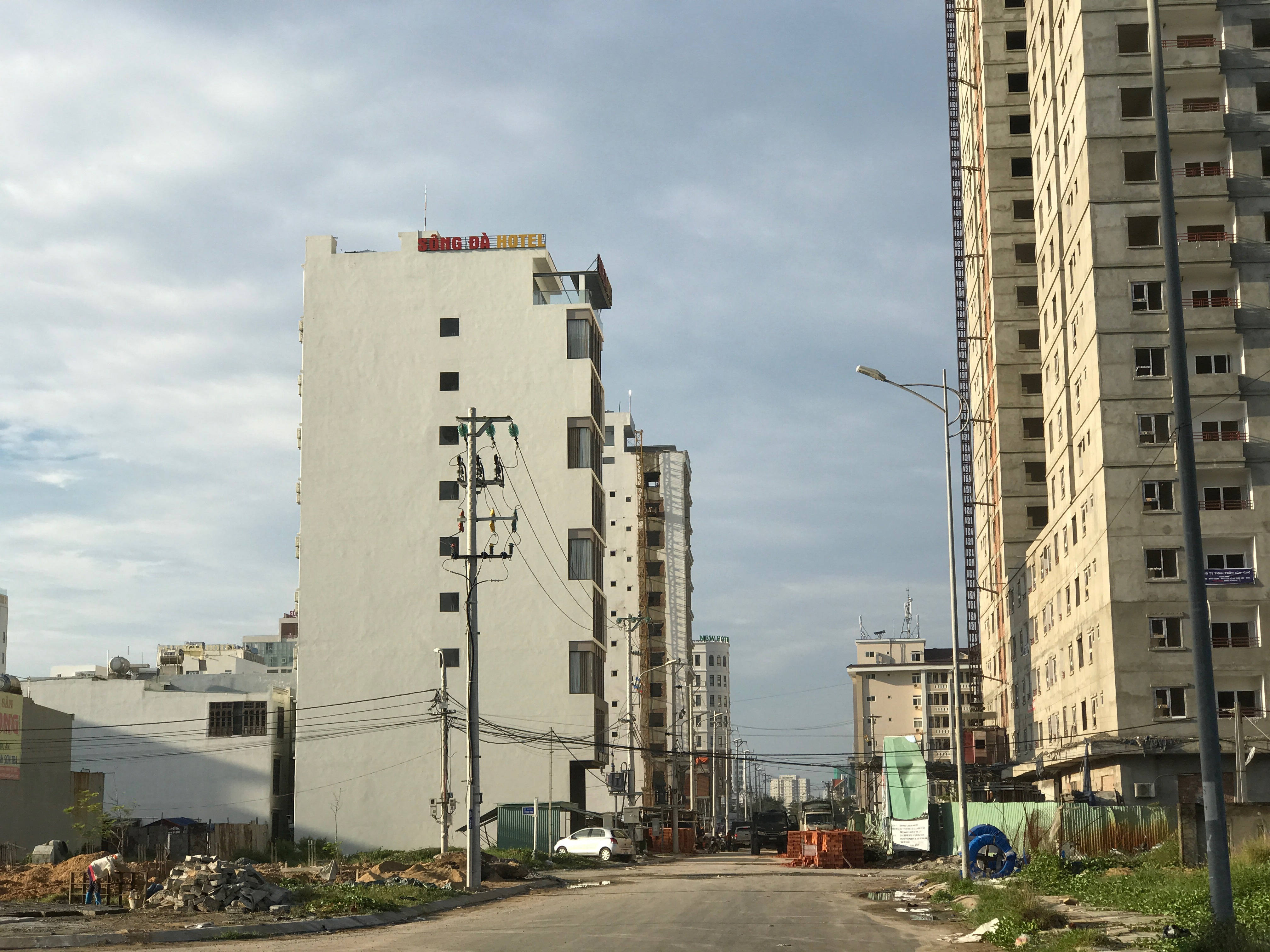 
Dọc theo con phố đường Hà Bổng (phường Phước Mỹ, Q.Sơn Trà), ngay sau khách sạn A La Carte (tiêu chuẩn 5 sao) dài chưa đến 500m nhưng có đến 35-40 khách sạn lớn, nhỏ các loại.
