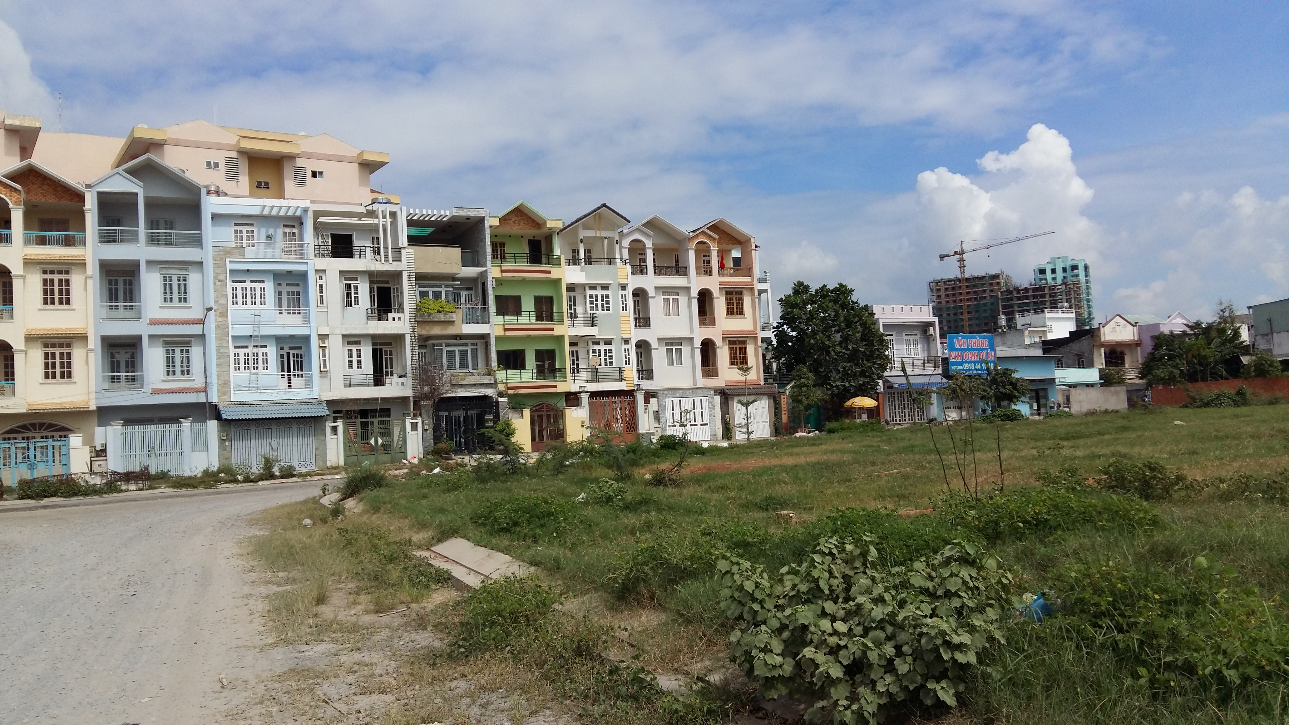 Những hình trên cho thấy đường dẫn vào các khu dân cư vẫn còn chậm nâng cấp.