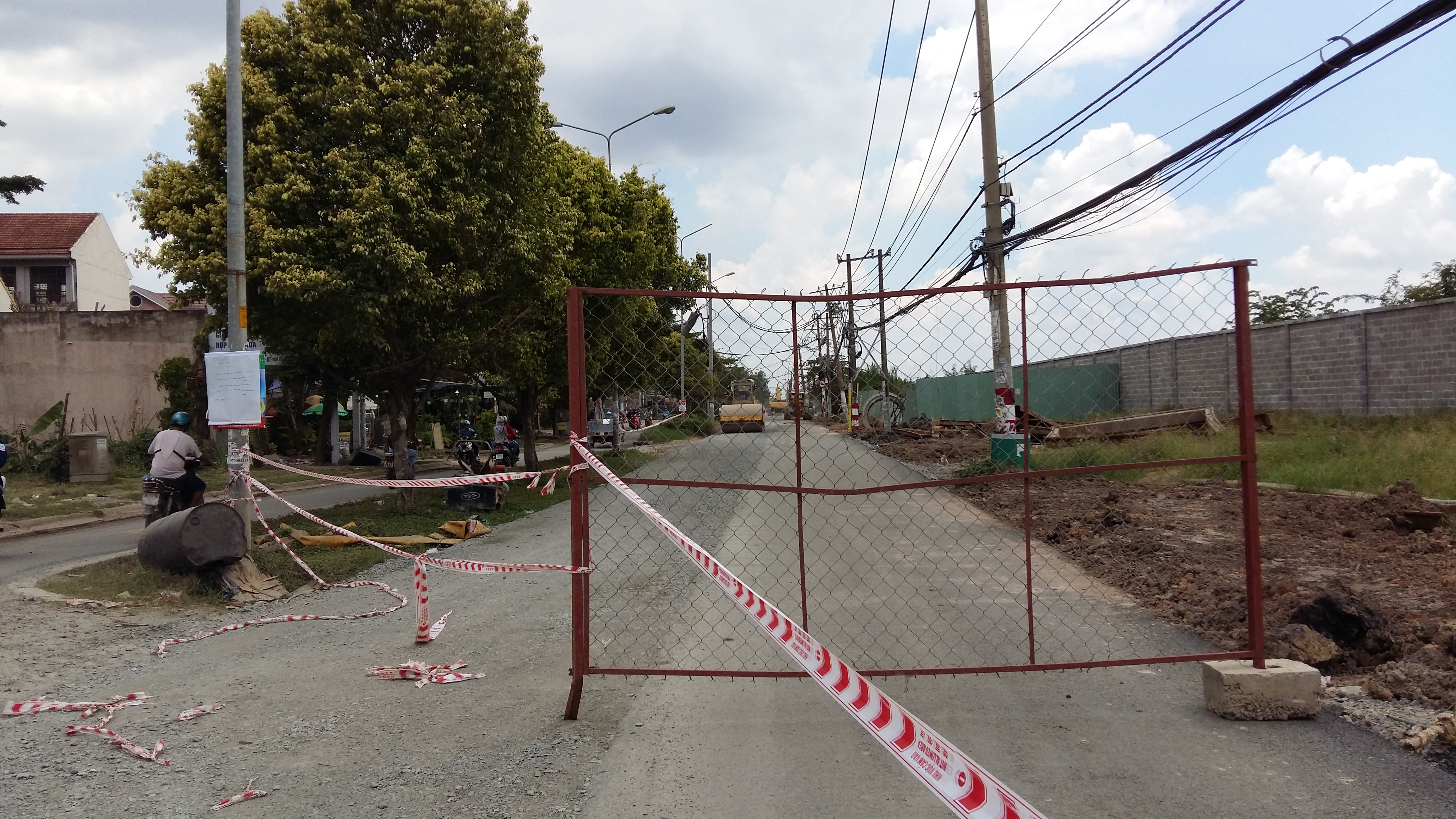 Hình ảnh trên cho thấy nhiều khu dân cư đã được đầu tư hoàn chỉnh, nhưng hệ thống đường xá vẫn không được nâng cấp.