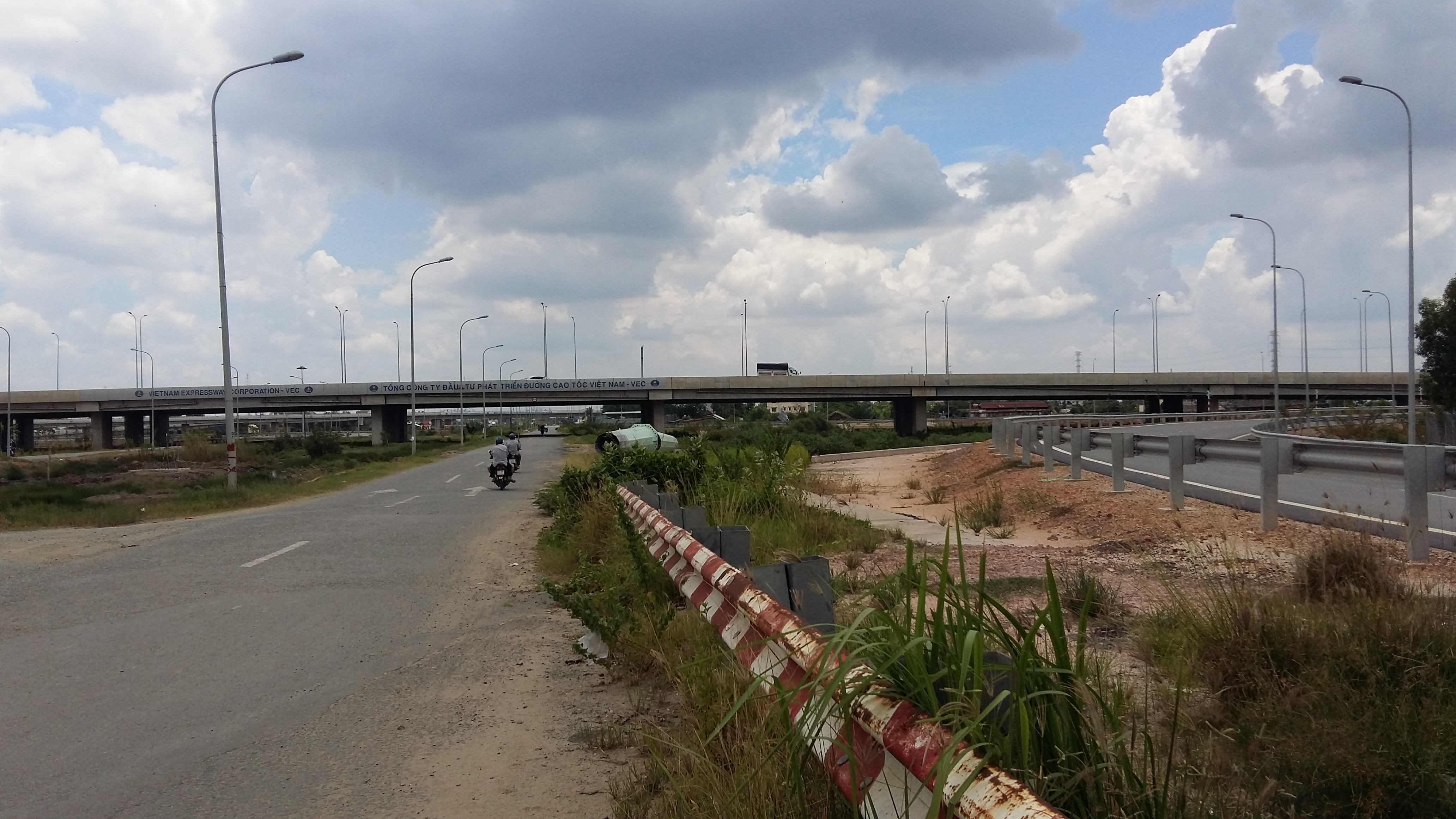 Khu vực đường dẫn lên tuyến cao tốc TP.HCM-Long Thành - Dầu Giây, nơi có nhiều dự án cao cấp đang mọc lên nhưng khách hàng rất e dè do lo sợ xe tải hoạt động dày đặc ngày đêm