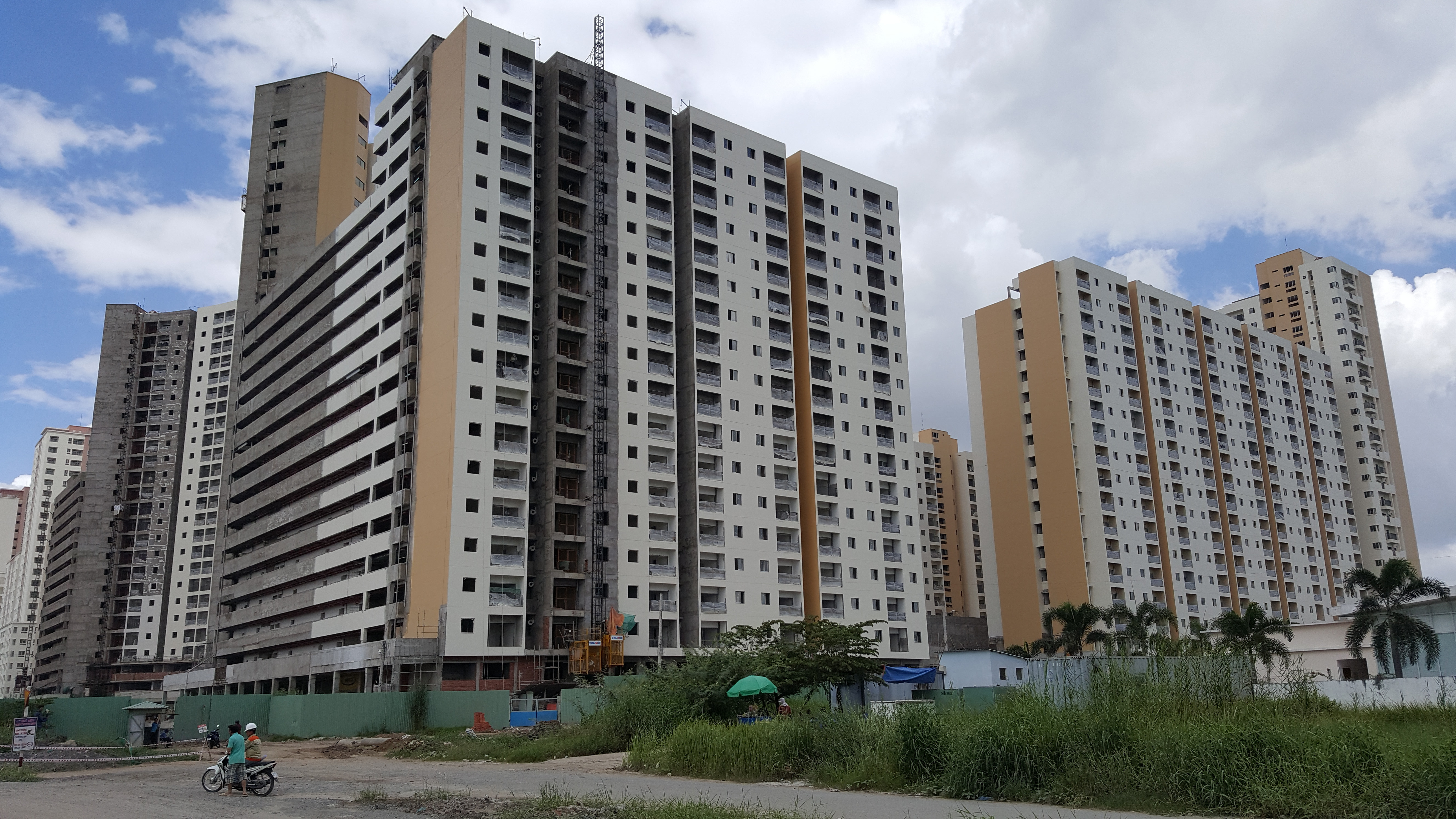 Khu dân cư với hàng nghìn người sinh sống nhưng đường đi lại rất nhỏ hẹp, toàn đường chưa được trải nhựa.