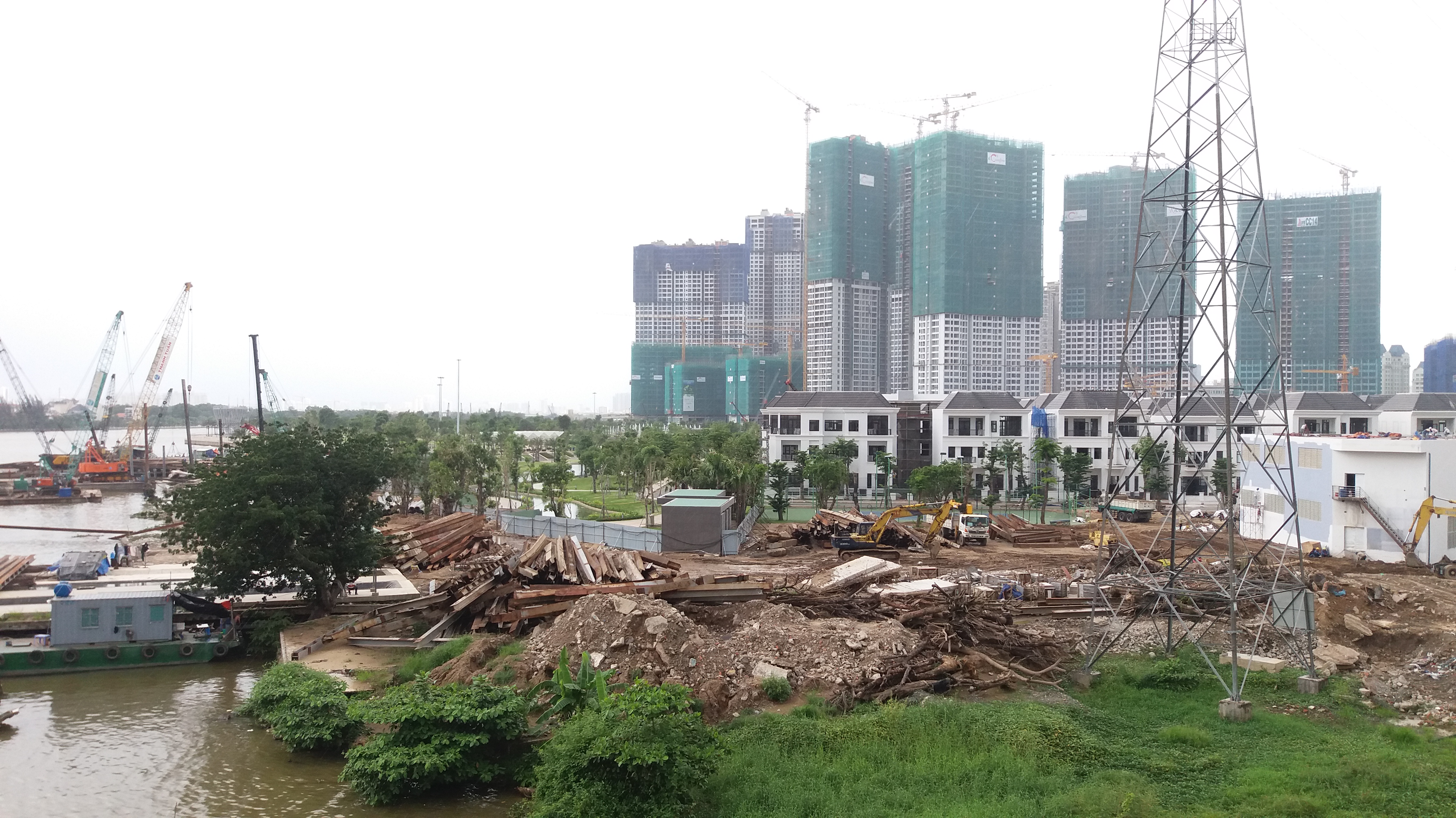 Ngoài dự án khủng đang làm thay đổi bộ mặt thị trường BĐS khu Đông, đây cũng là nơi giành nhiều “ưu ái” nhất từ khối ngoại. Từ đầu năm 2016 đến nay, hàng loạt tên tuổi nhà đầu tư “sừng sỏ” trên toàn thế giới công bố đổ hàng tỷ đô la vào đây.