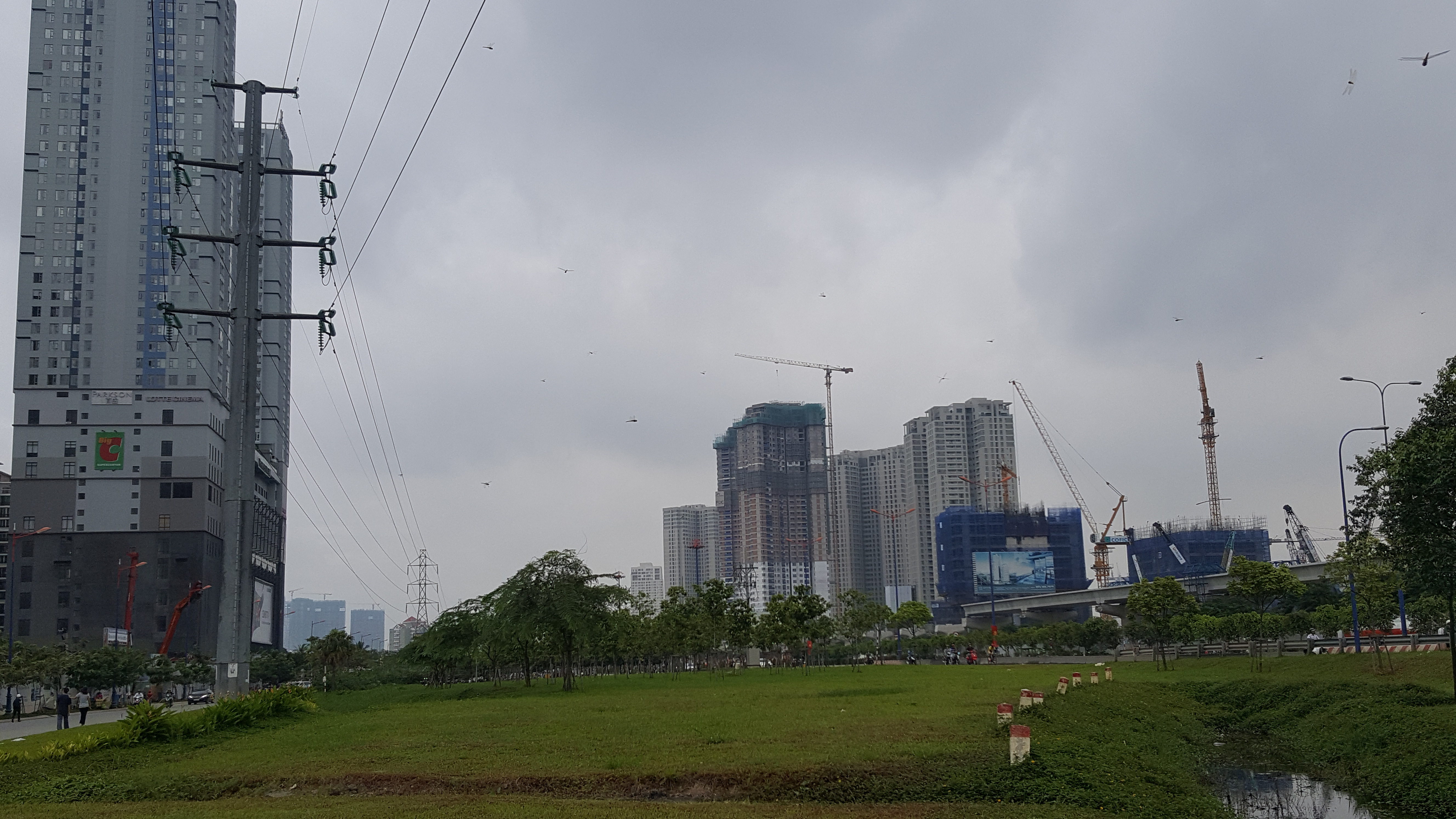 Khu Đông đang mọc lên hàng loạt cao ốc, tạo thành quần thể đô thị hiện đại.