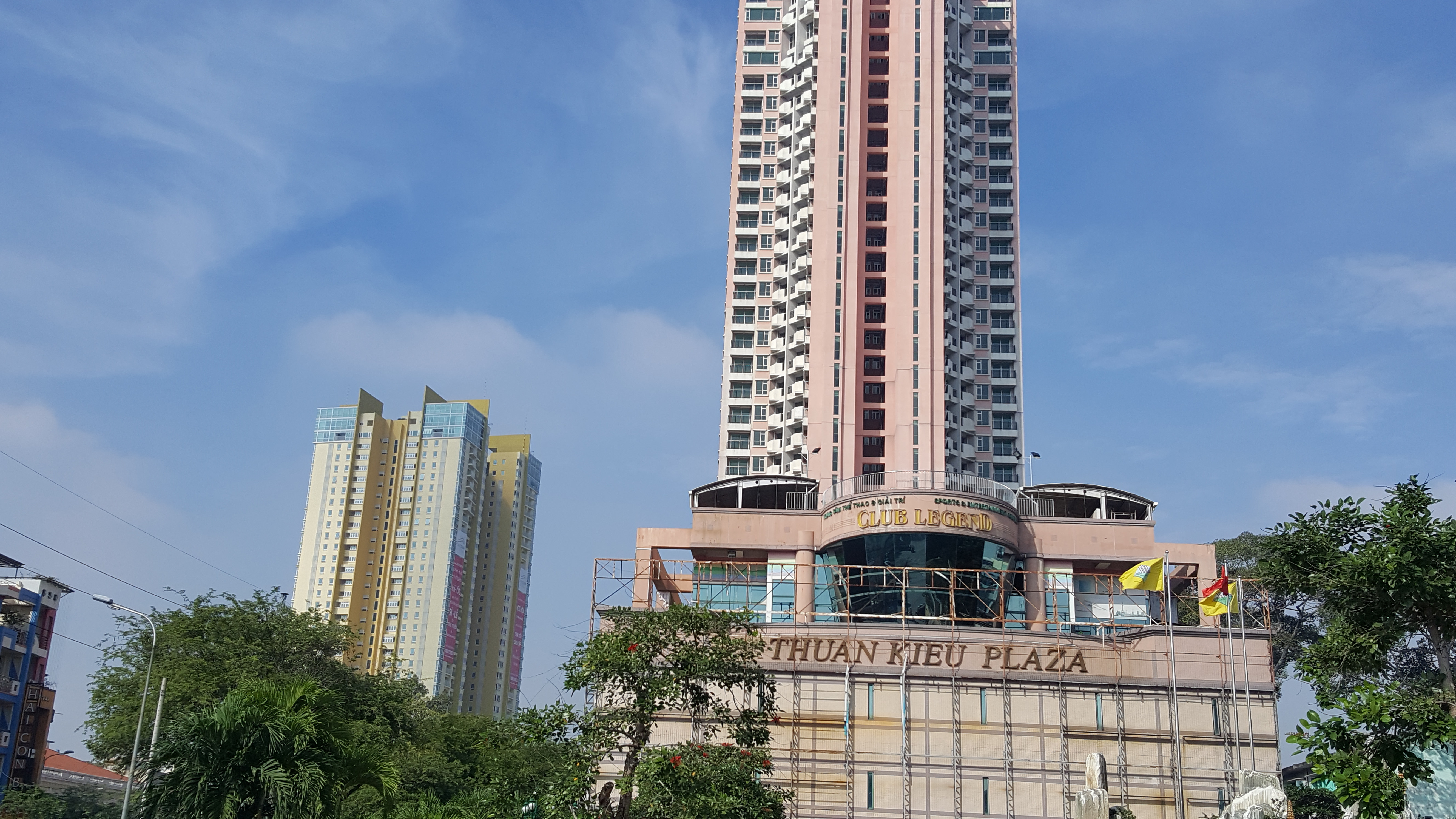 
To&agrave;n bộ bảng quảng c&aacute;o, th&ocirc;ng tin cho thu&ecirc; mặt bằng đ&atilde; được th&aacute;o dỡ. Đối diện Thuận Kiều Plaza l&agrave; dự &aacute;n Golden Plaza cũng cho ch&iacute;nh Vạn Thịnh Ph&aacute;t đầu tư.
