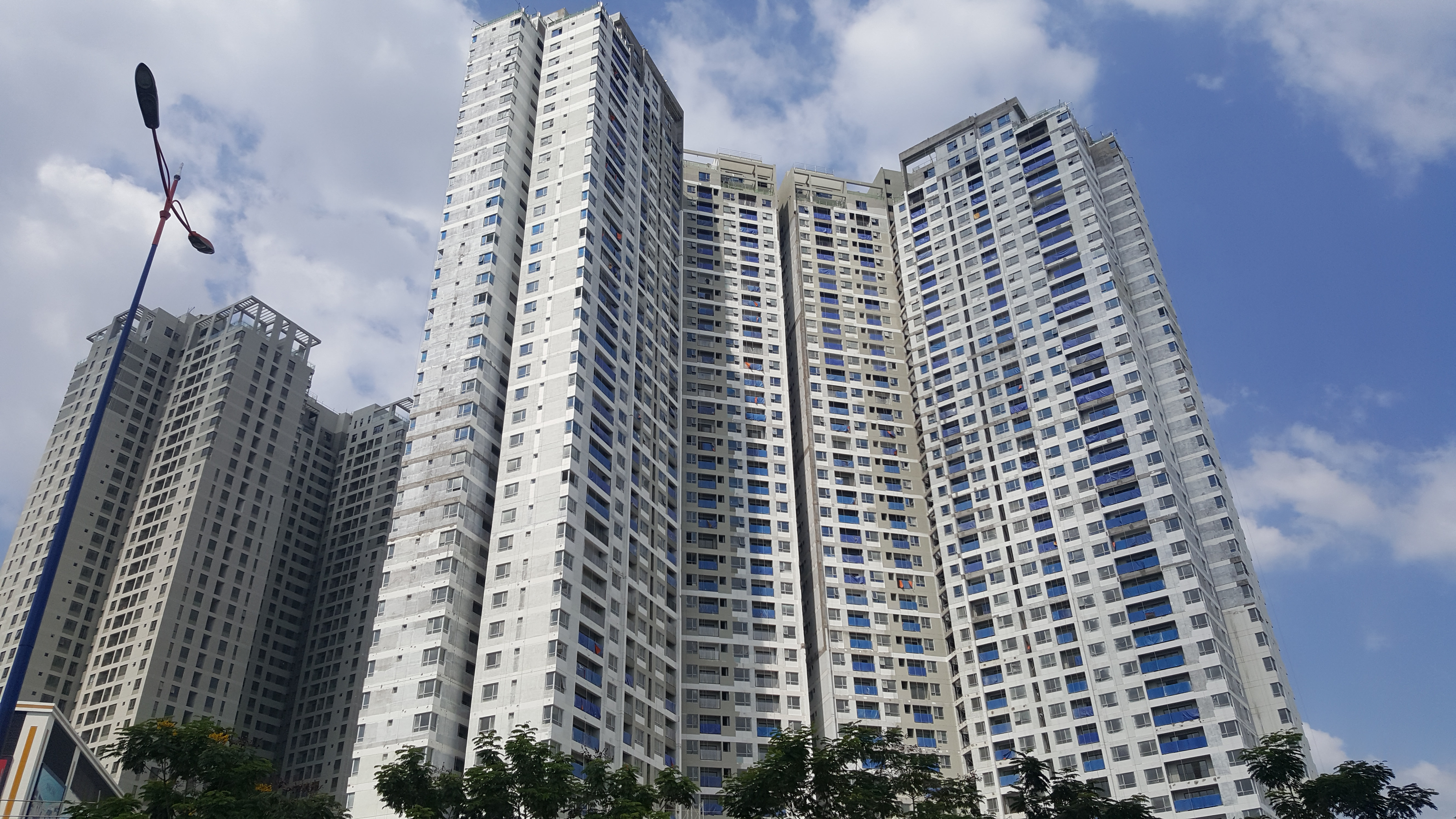 Ngay mặt tiền Xa lộ Hà Nội và metro số 1 là dự án Masteri Thảo Điền, phường Thảo Điền với 4 block cao từ 41-45 tầng. Giá bán căn hộ tại đây thấp nhất khoảng 30 triệu đồng/m2.