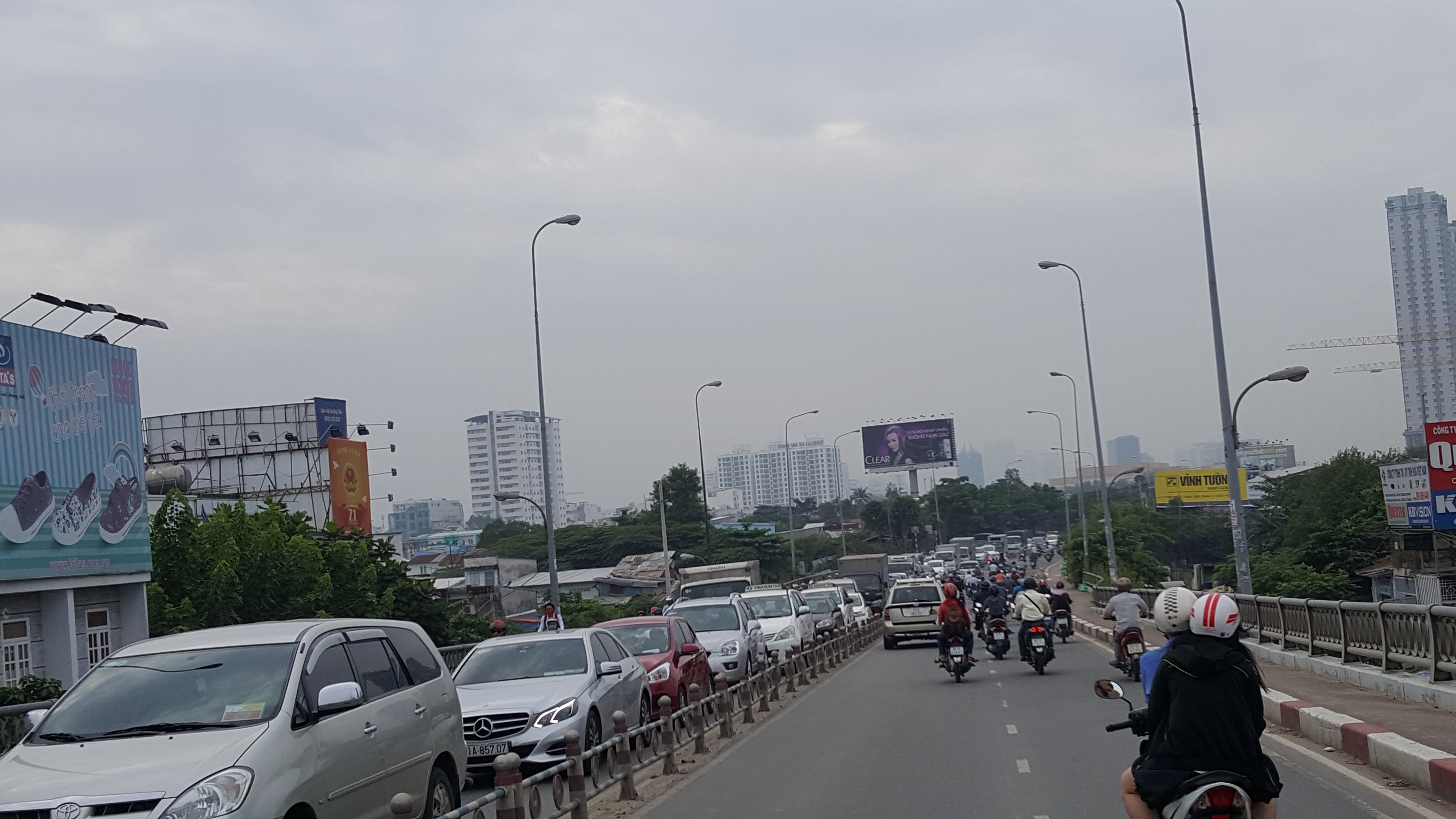 Tuyến đường nối quận 4 với quận 1 luôn ở trong tình trạng quá tải do kẹt xe triền miên. Hai bên con đường này là hàng loạt dự án chung cư cao tầng