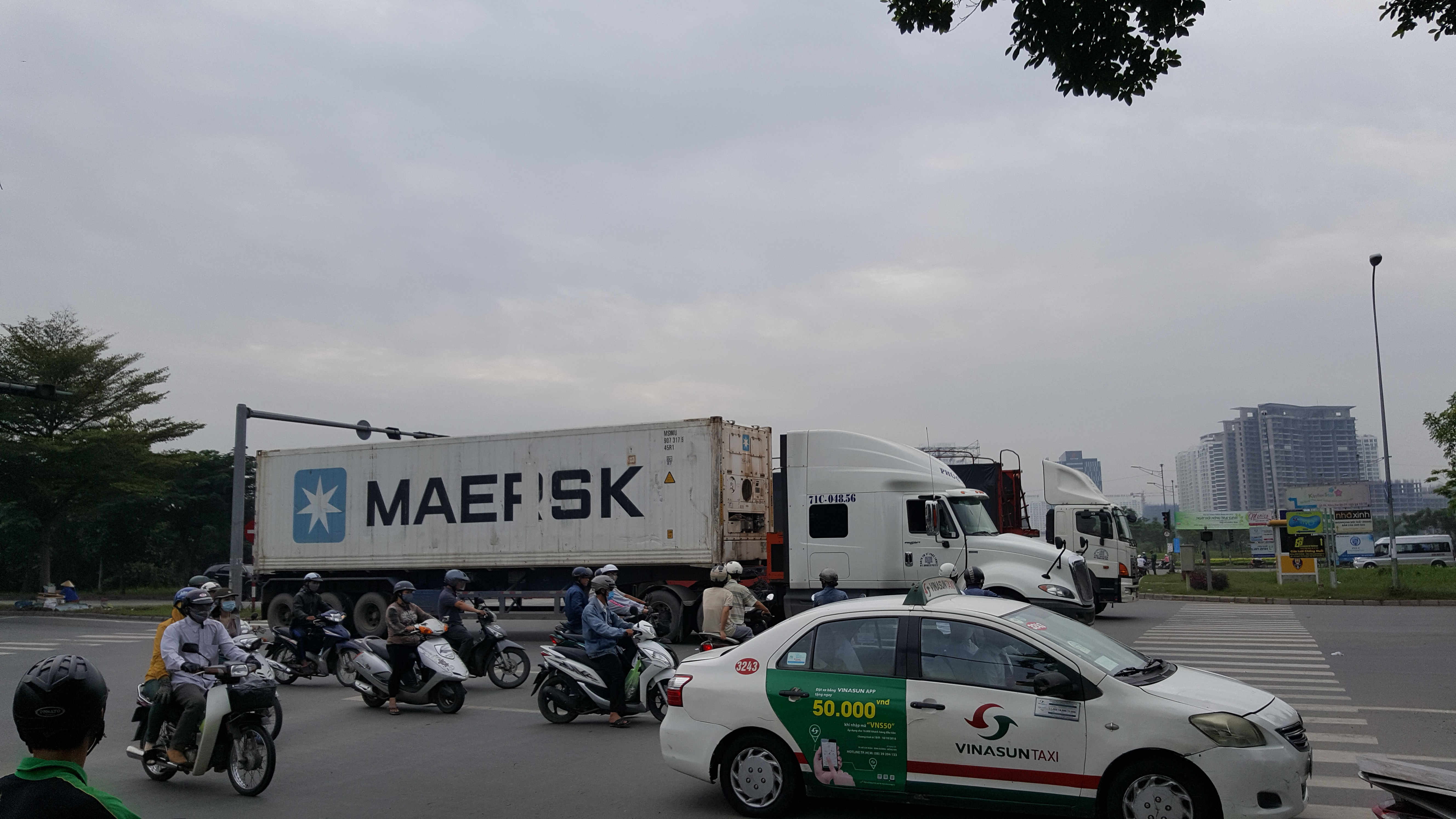 Ngã tư Nguyễn Văn Linh - Nguyễn Hữu Thọ, điểm đen kẹt xe và rất nguy hiểm cho người đi đường do lượng lưu thông xe container khá lớn.