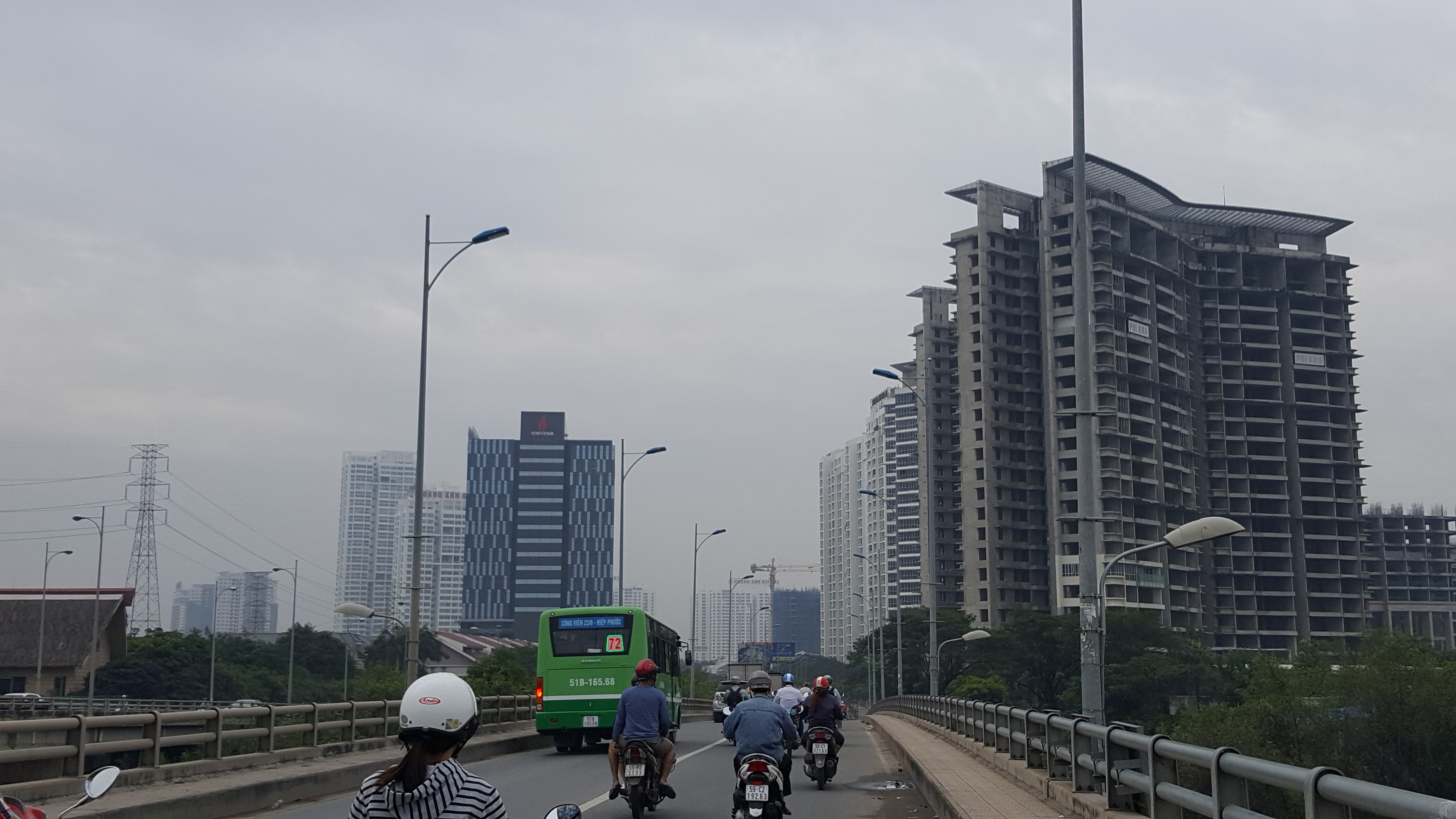 Cầu Rạch Đĩa luôn gồng mình chịu đựng lượng giao thông quá lớn, phía trước là hàng chục dự án cao tầng.