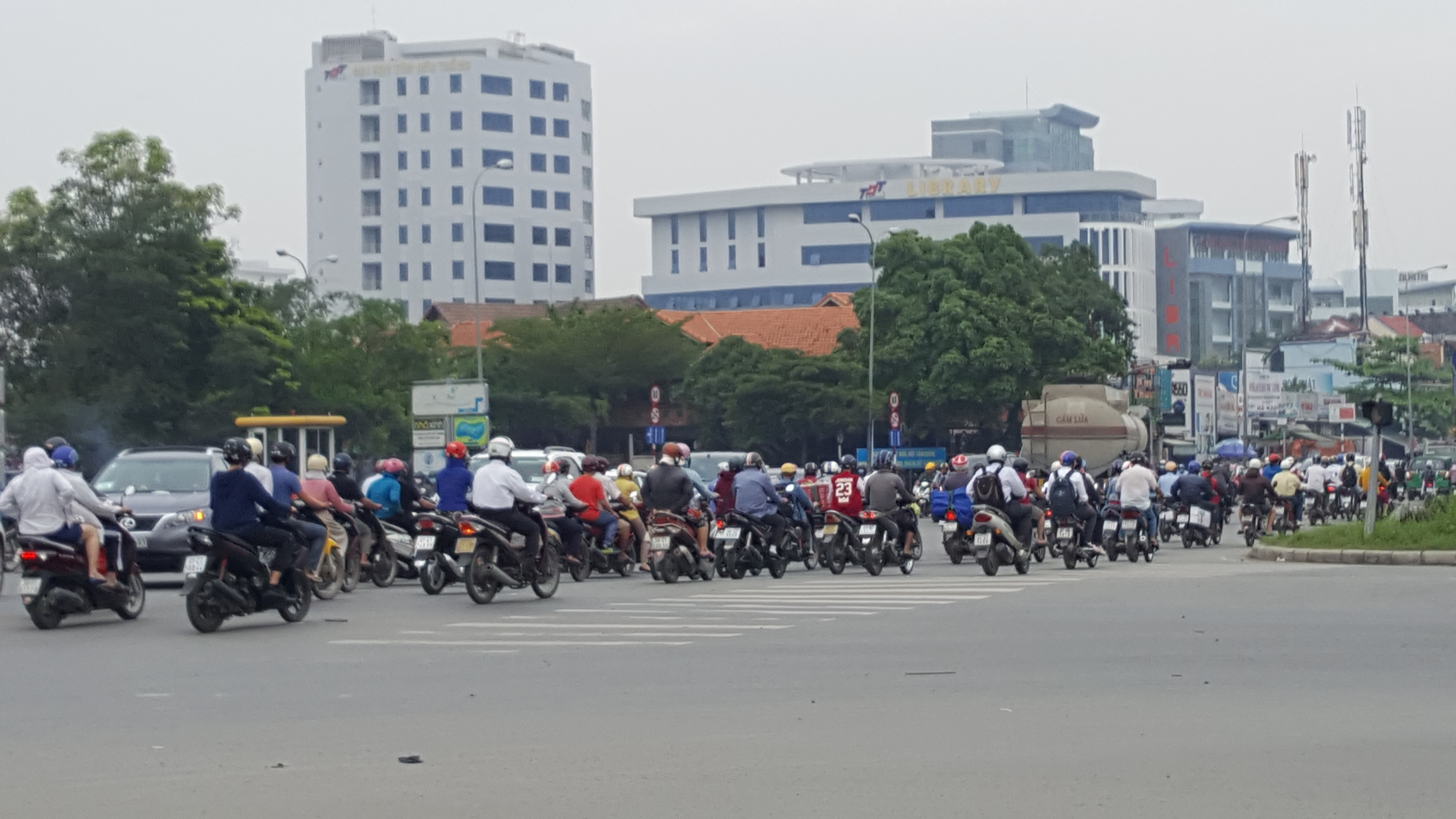 Khu đô thị PHú Mỹ Hưng cũng đang trong tình trạng các tuyến đường oằn mình cõng cả chục dự án.