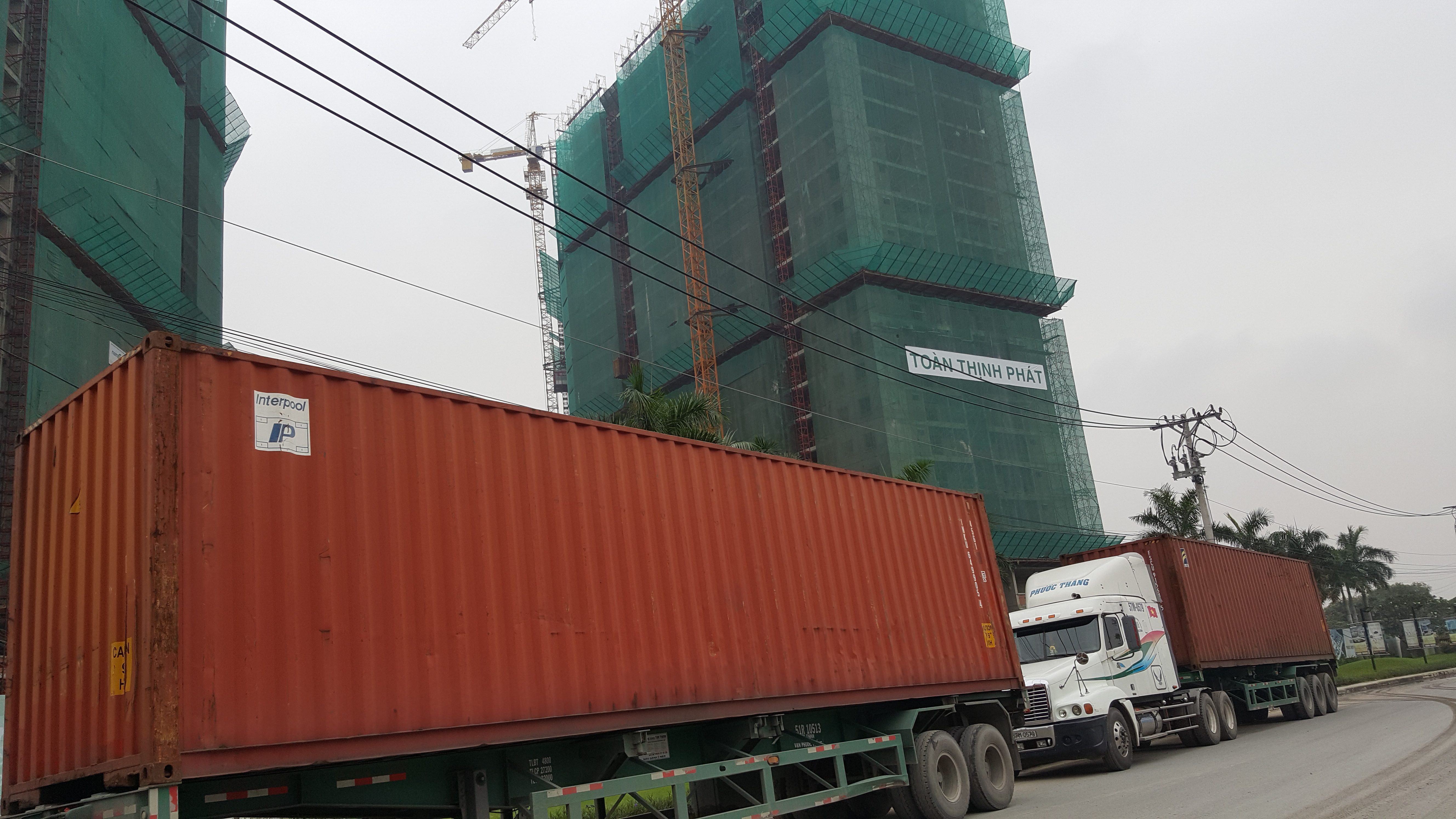 Nhiều người dân cho biết, sinh sống ngay tại các dự án chung cư cao cấp, nhưng mở mắt ra là nhìn thấy xe container. Đường xá luôn bị xuống cấp do những loại xe tải hạng nặng này cày nát ngày đêm.