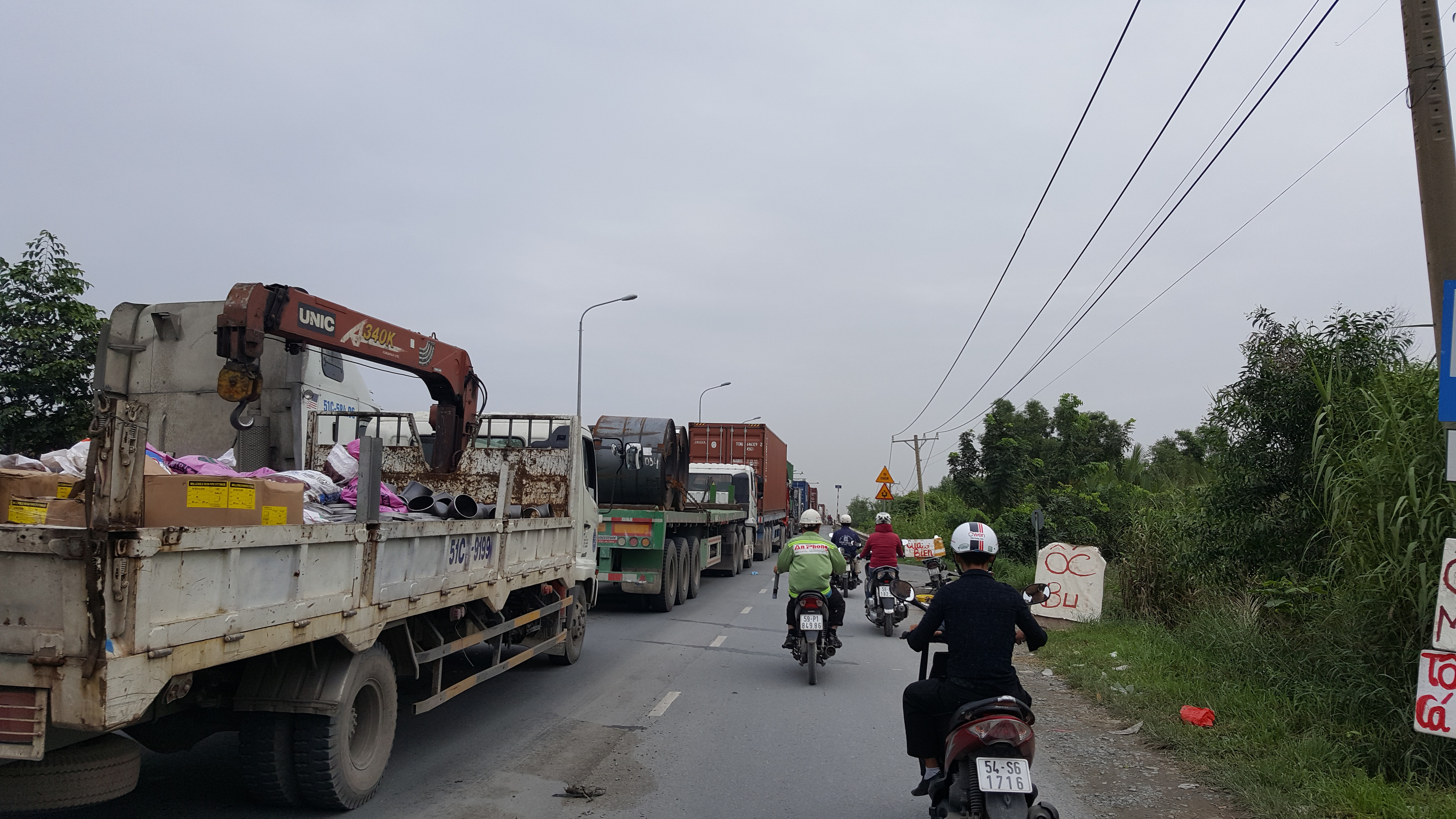 Ngay sau khi xuống khỏi chân cầu Phú Mỹ (quận 7), là những mạng nhện xe container. Nhiều người dân cho biết họ phải nín thở để đi qua đây khi muốn về được nhà vì vô cùng nguy hiểm khi đi song hành cùng những cỗ xe tử thần.