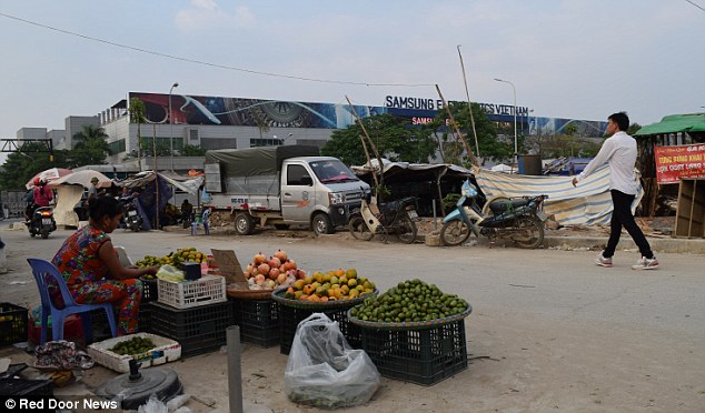 
Chỉ tính riêng Bắc Ninh, hơn 2.000 nhà nghỉ, nhà hàng mọc lên từ năm 2011 đến năm 2015 nhờ sự xuất hiện của Samsung. Ảnh: Quầy bán hoa quả gần khu tổ hợp Samsung.
