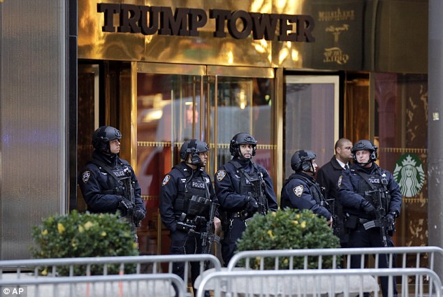 
An ninh được tăng cường bên ngoài tháp Trump. Ảnh: AP
