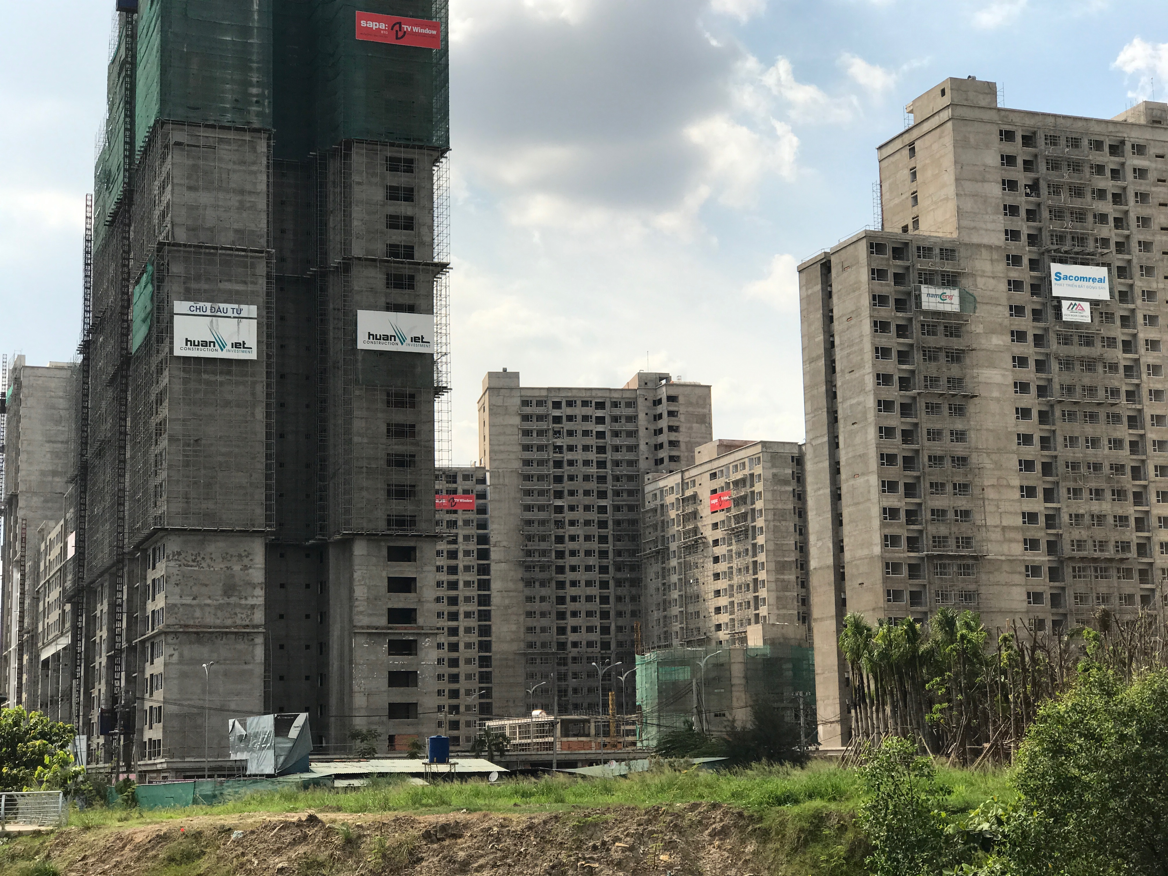 Hàng loạt dự án nhà ở cao tầng đang mọc lên hai bên đường Mai Chí Thọ.