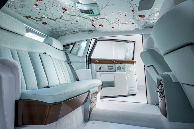 Toàn bộ ghế sau, trần xe và các bộ phận cửa ra vào được bọc vải lụa thêu tay cao cấp với các họa tiết trang trí tinh tế. Trong khi các nhà sản xuất ô tô theo đuổi cuộc đua về công nghệ, Rolls-Royce tạo dựng thương hiệu của họ bằng sự khác biệt.