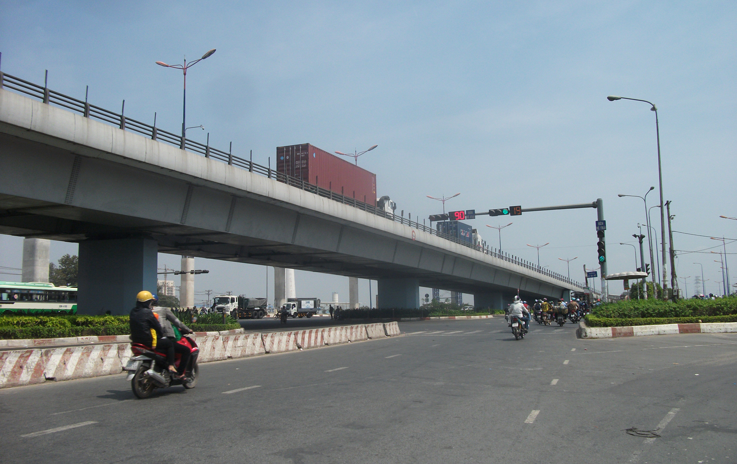 Ăn theo hạ tầng giao thông đang được đầu tư mở rộng, hàng loạt dự án chung cư lớn nhỏ đang gấp rút triển khai dọc các cung đường này, đặc biệt nhất là dọc tuyến metro