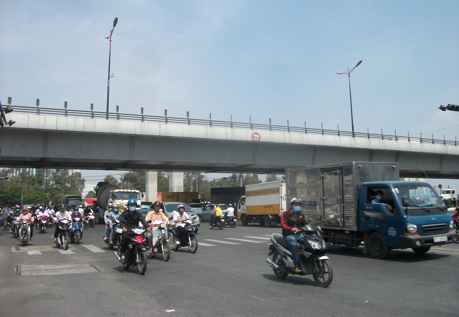 Xa lộ Hà Nội hàng ngày lưu lượng xe lưu thông khá lớn, trong đó xe tải hạng nặng liên tục cày nát mặt đường