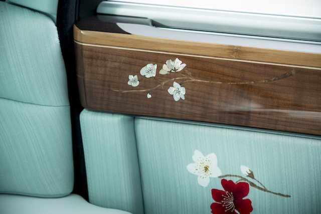 Nội thất của chiếc xe được phủ một lớp vải lụa màu xanh pastel có nguồn gốc từ Tô Châu – một trong những kinh đô lụa thêu tay của Trung Quốc. Cherica Haye tiến hành vẽ các họa tiết bằng tay tại Roll-Royce Motor Cars, GoodWood, phía nam nước Anh.