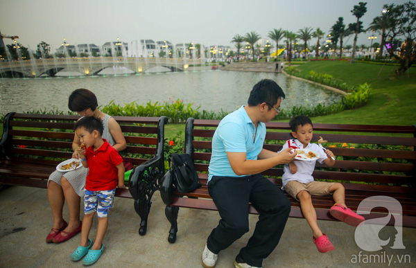 
Tổng thể gồm 40 hạng mục như hồ nước, khu vui chơi trẻ em, hệ thống m&aacute;y tập thể dục ngo&agrave;i trời, s&acirc;n thể thao, s&acirc;n tập golf, quảng trường trung t&acirc;m, s&acirc;n khấu &acirc;m nhạc&hellip; 
