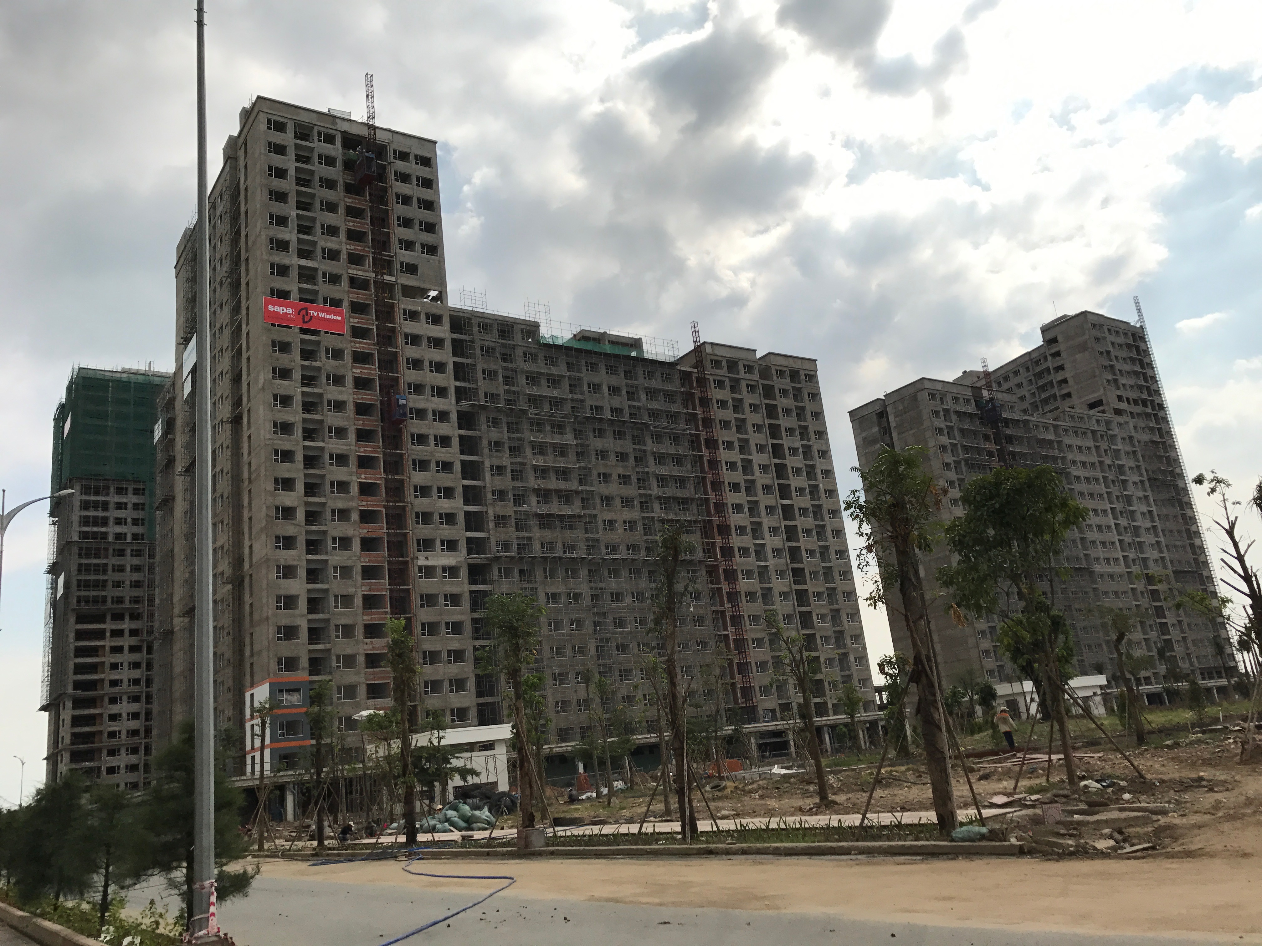 Khu dân cư - tái định cư Bình Khánh nằm trong chương trình 12.500 căn hộ của TP HCM phục vụ cho công tác tái định cư cho những hộ dân bị giải tỏa của dự án Khu đô thị Thủ Thiêm.