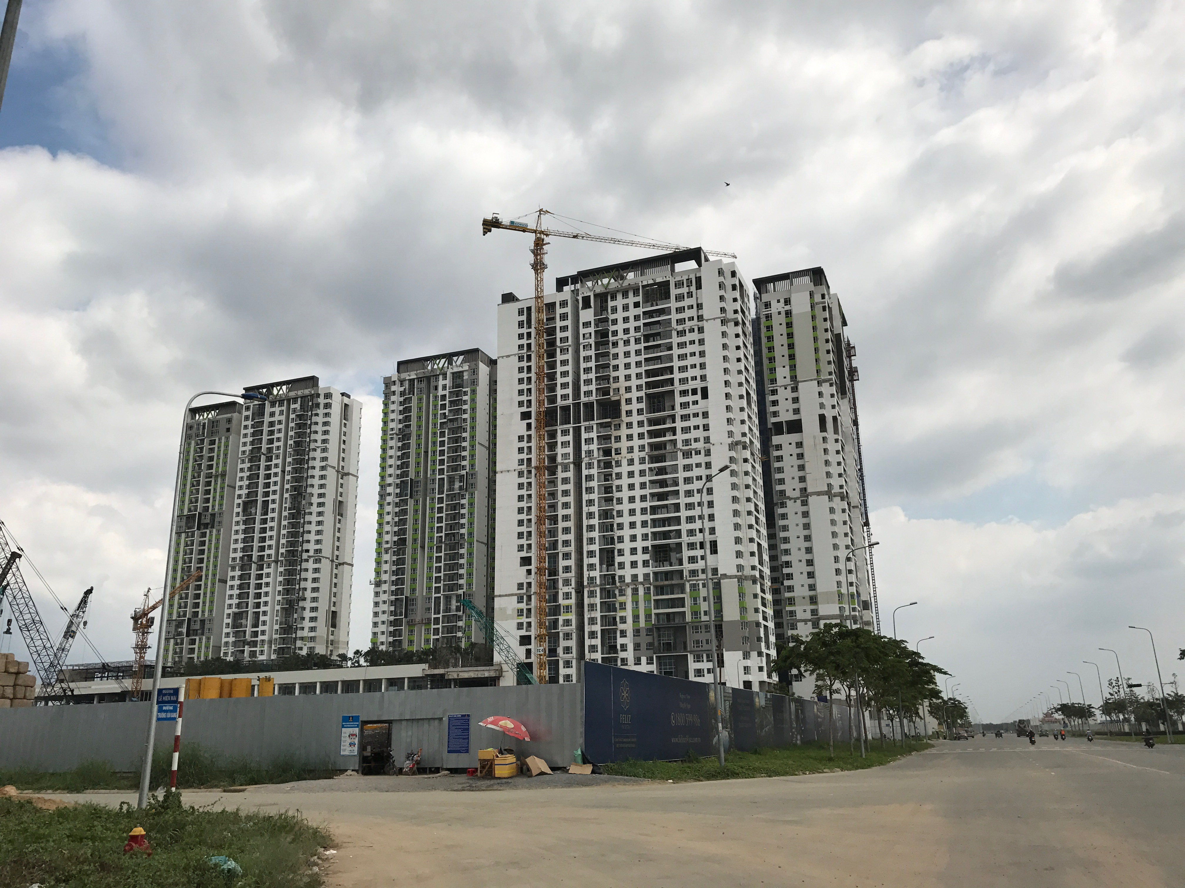 Dự án chung cư cao cấp của Capitaland nằm cách UBND quận 2 chỉ vài trăm mét. Đối diện toà nhà cao tầng đang hoàn thiện là khu đất đang được thi công nhiều block chung cư cao tầng