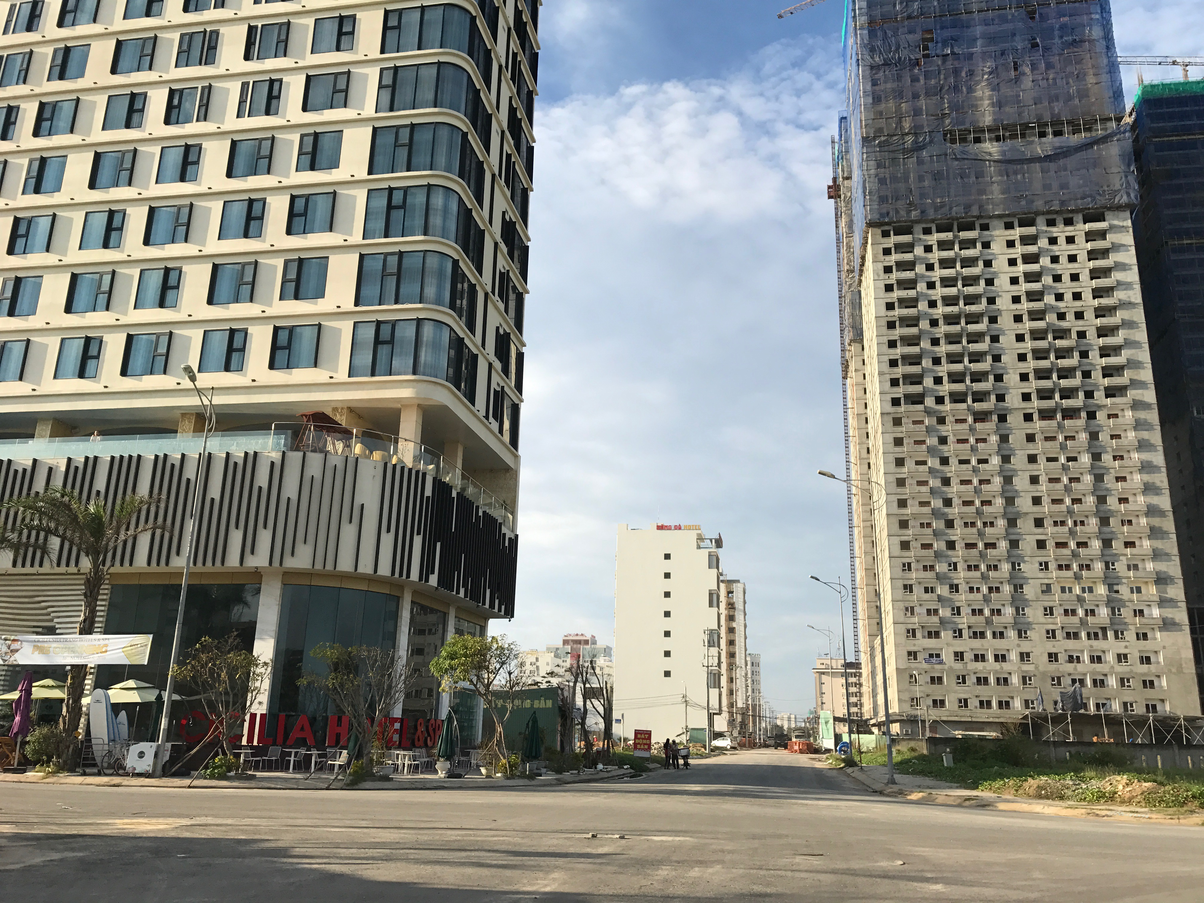 
Tốc độ xây dựng khách sạn 5 sao quá nóng đã đưa khu vực trung tâm thành phố không còn đất cho xây dựng chung cư
