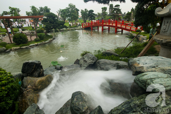 
Một khu vườn kiểu Nhật Bản với c&aacute;c loại c&aacute; c&ugrave;ng tiểu cảnh h&ograve;n non bộ.
