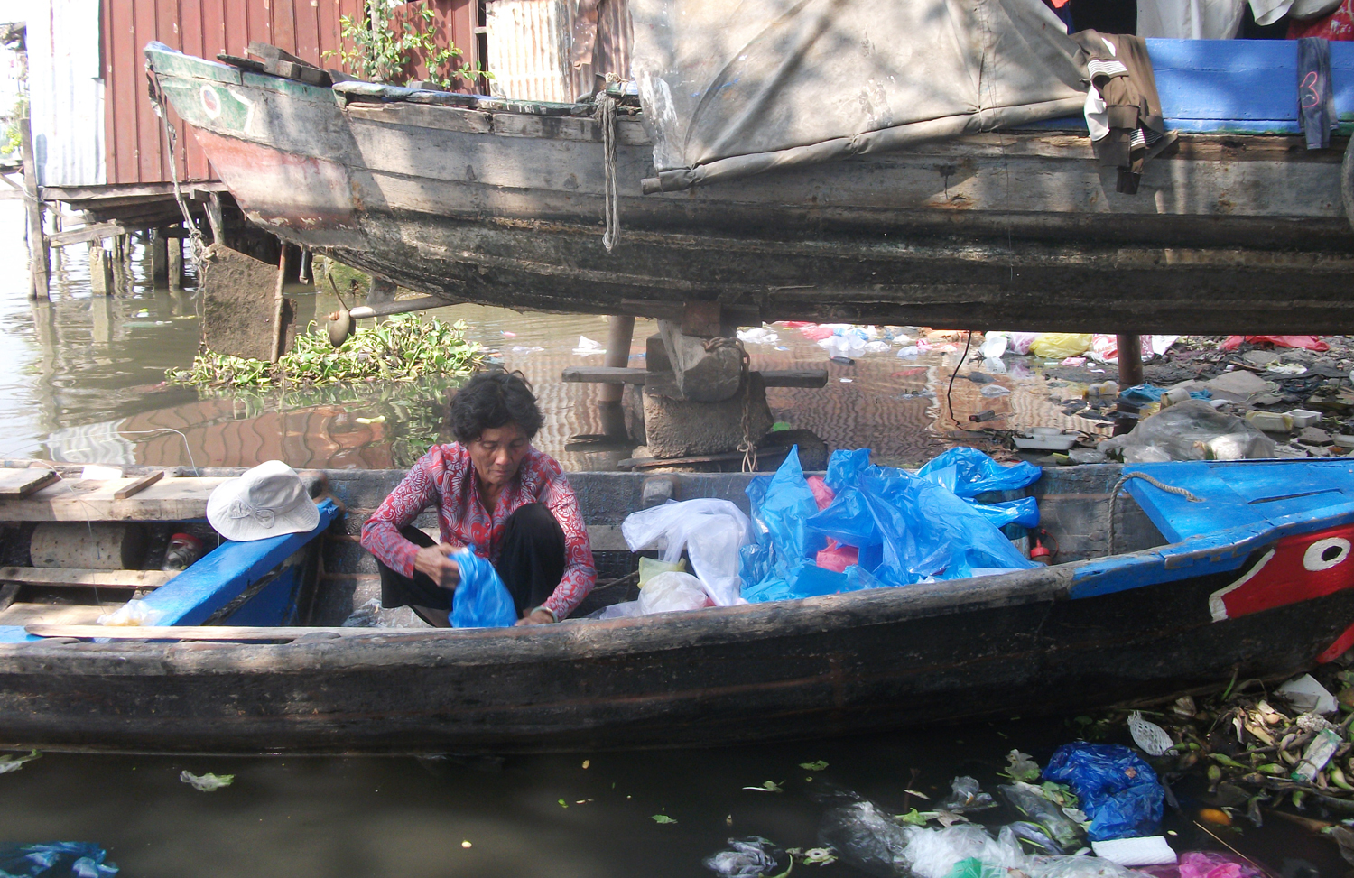 Vẫn mưu sinh bên dòng kênh chết