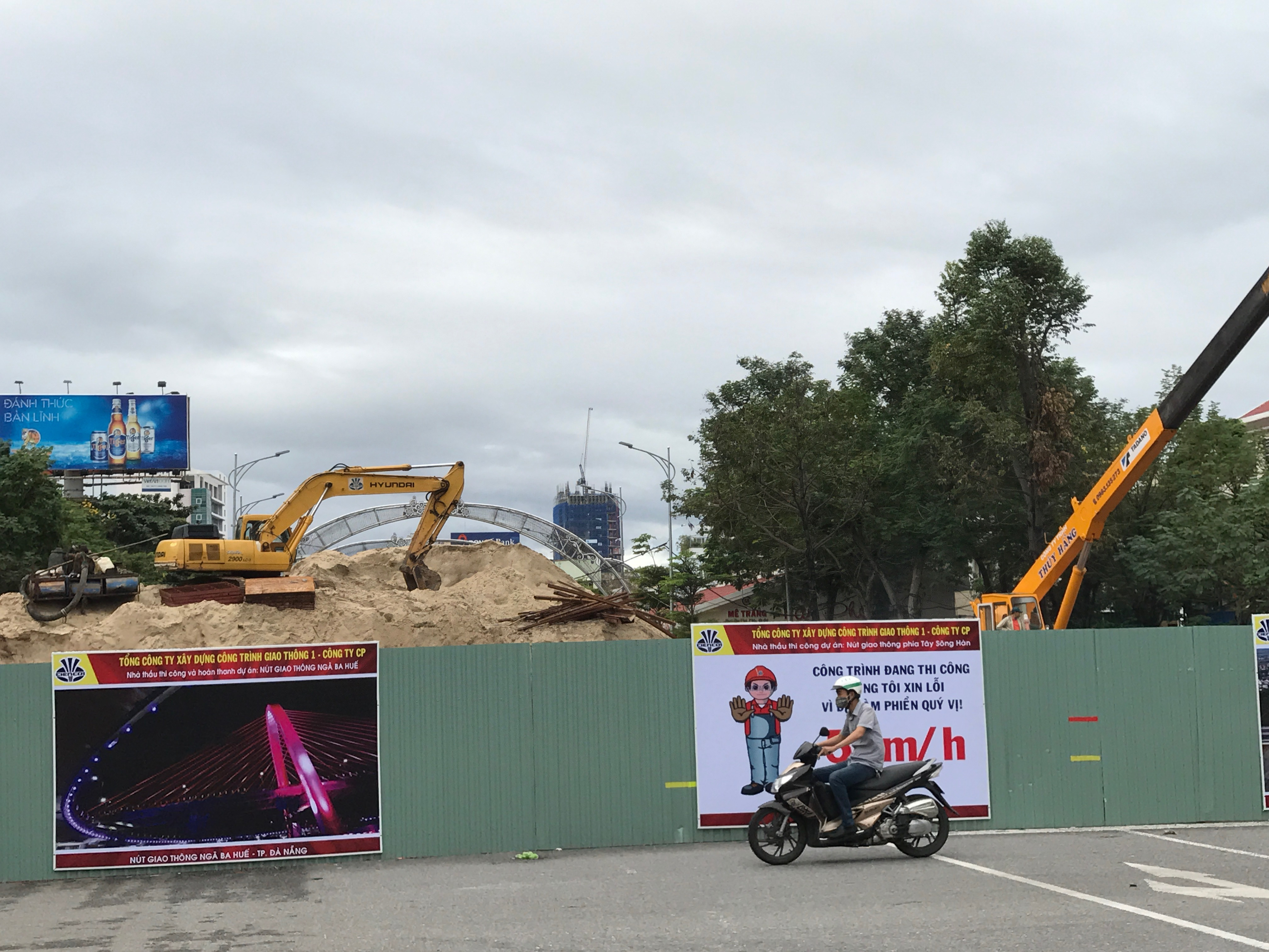 Dự án nút giao thông phía tây cầu Sông Hàn đang được triển khai thi công ở khu vực nút hầm kín có chiều dài 40m. Theo kế hoạch, trước ngày 31/12/2016 triển khai thi công các hạng mục hầm hở hai bên nút giao ven theo đường Trần Phú.