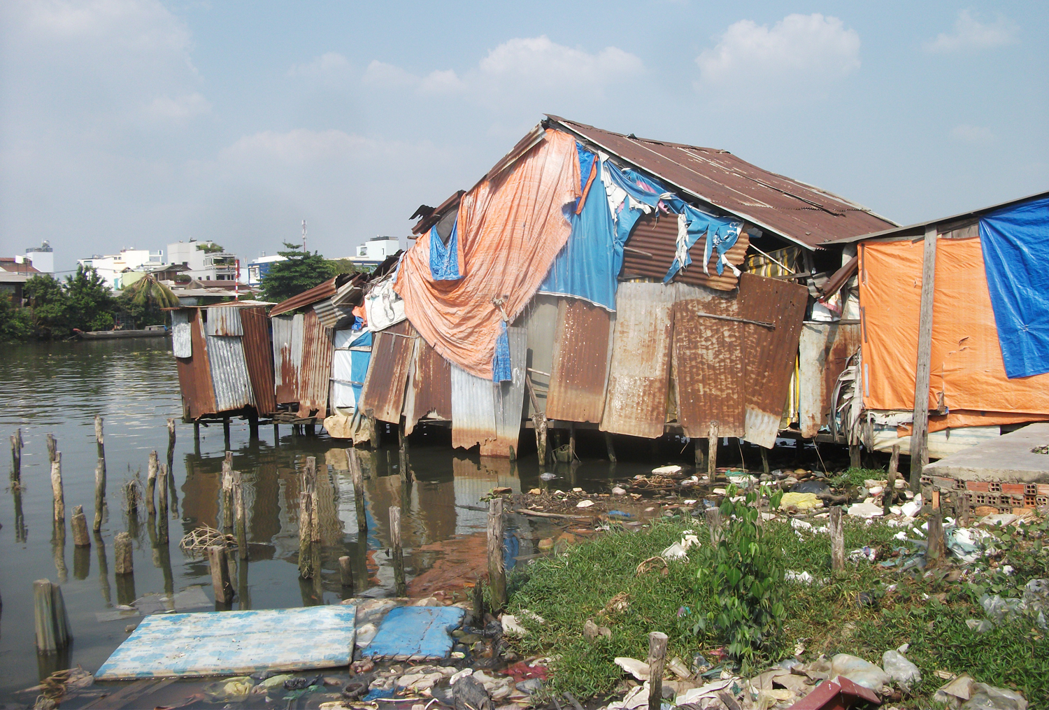 Theo thống kê của Sở Xây dựng, hiện TPHCM vẫn còn hơn 20.000 căn nhà lụp xụp trên và ven những tuyến kênh ô nhiễm nặng. Thành phố phấn đấu đến năm 2020, cơ bản hoàn tất công tác di dời toàn bộ số căn nhà này, tổ chức lại cuộc sống dân cư tốt hơn, gắn với chỉnh trang đô thị dọc hai bên bờ kênh, rạch.