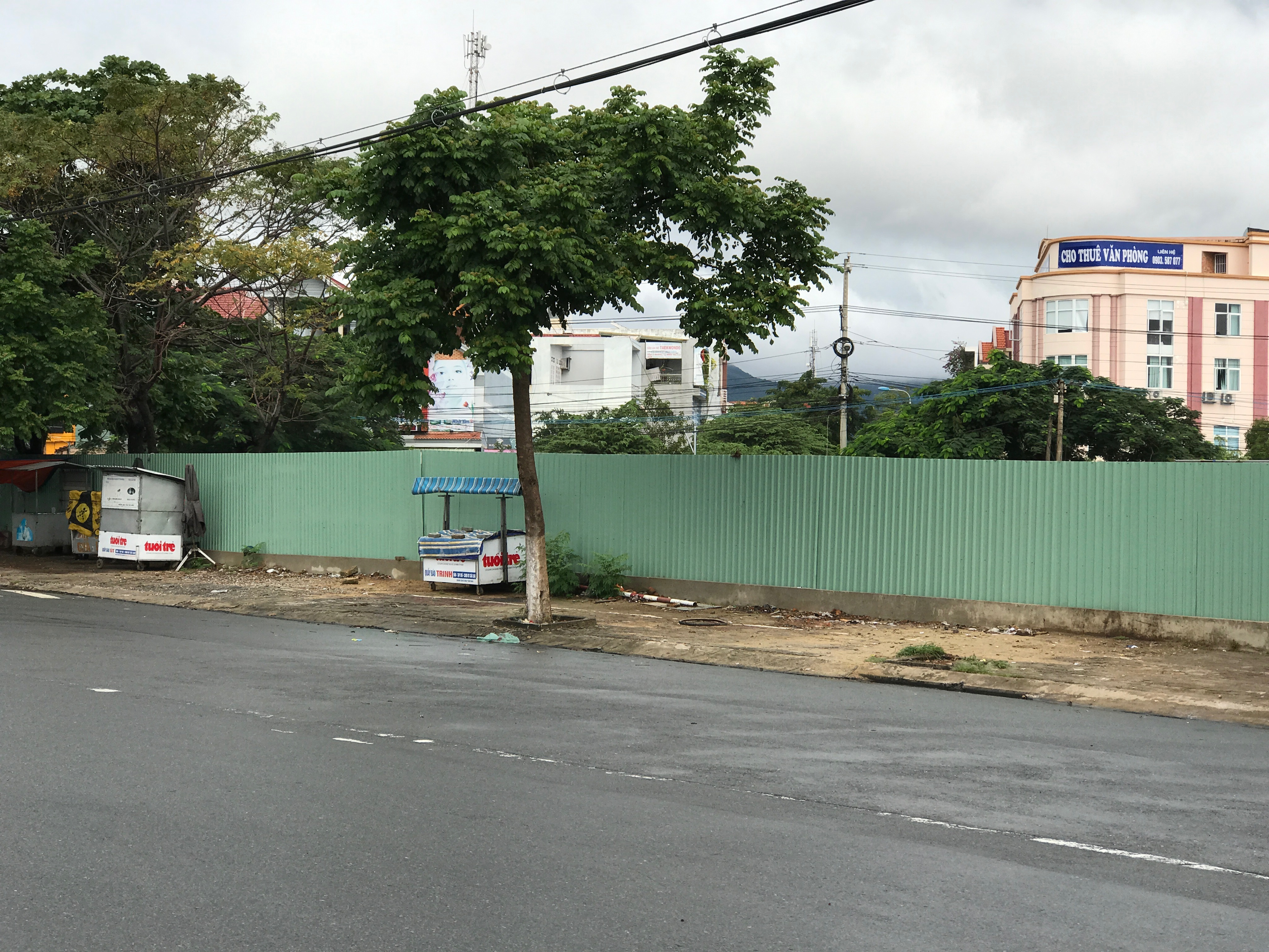 Phần đất hai bên đường Phạm Văn Đồng đã được quây tôn để chờ giải phóng mặt bằng. Tại đây sẽ xây dựng đường dẫn ra khỏi hầm thuộc phía Tây thành phố, công viên cảnh quan