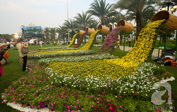 
Những tiểu cảnh rực rỡ sắc hoa phủ khắp c&ocirc;ng vi&ecirc;n.
