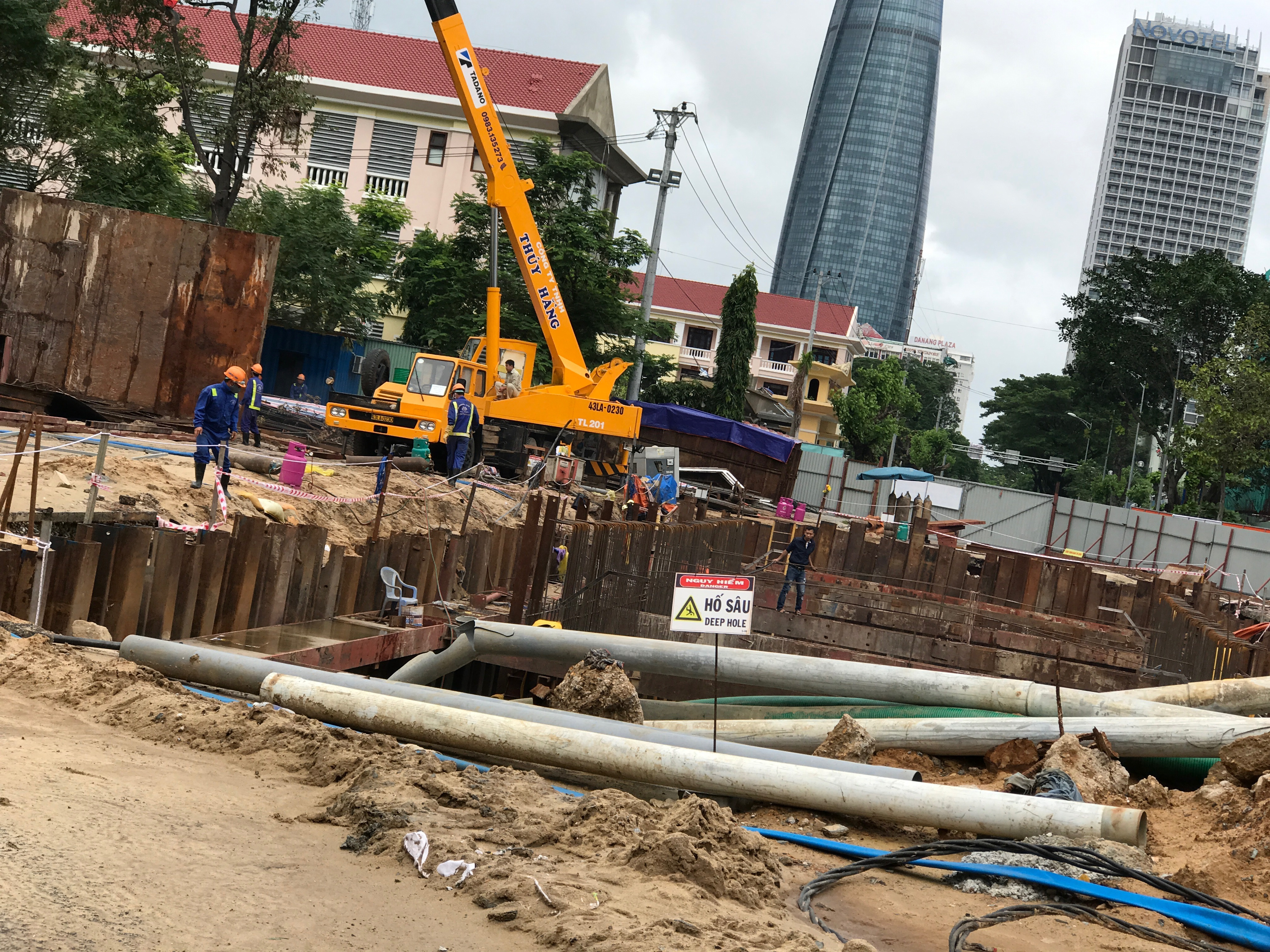 Các nhà thầu đang thi công hạng mục hầm kín vượt sông Hàn