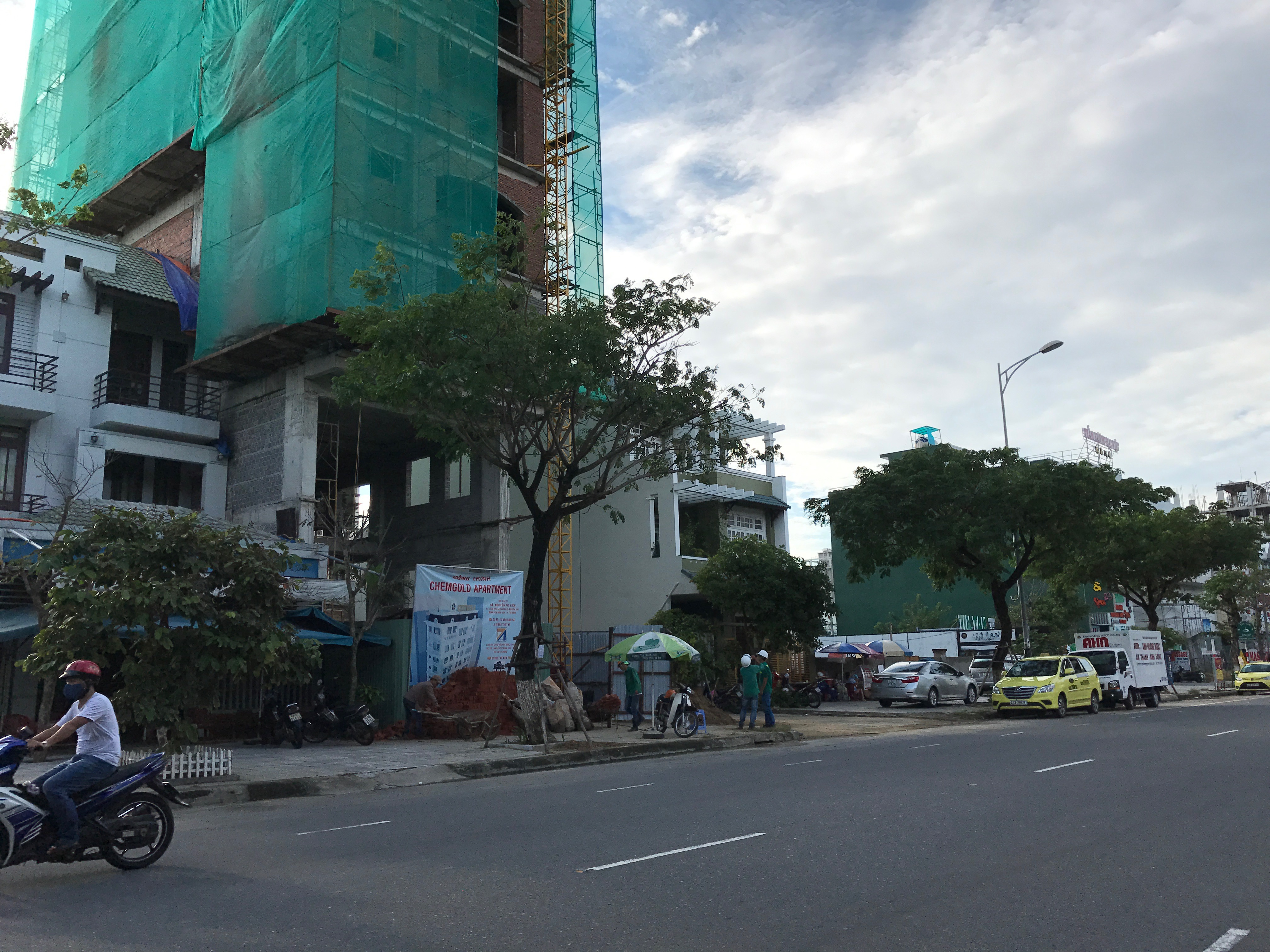 
Nóng nhất phải kể đến tuyến đường Trường Sa, con đường ôm trọn bờ biển đẹp của thành phố Đà Nẵng. Nơi đây, chỉ một đoạn đường ngắn khoảng 2km, chúng tôi đã chứng kiến được 15 khách sạn 3-5 sao đang hối hả xây dựng.
