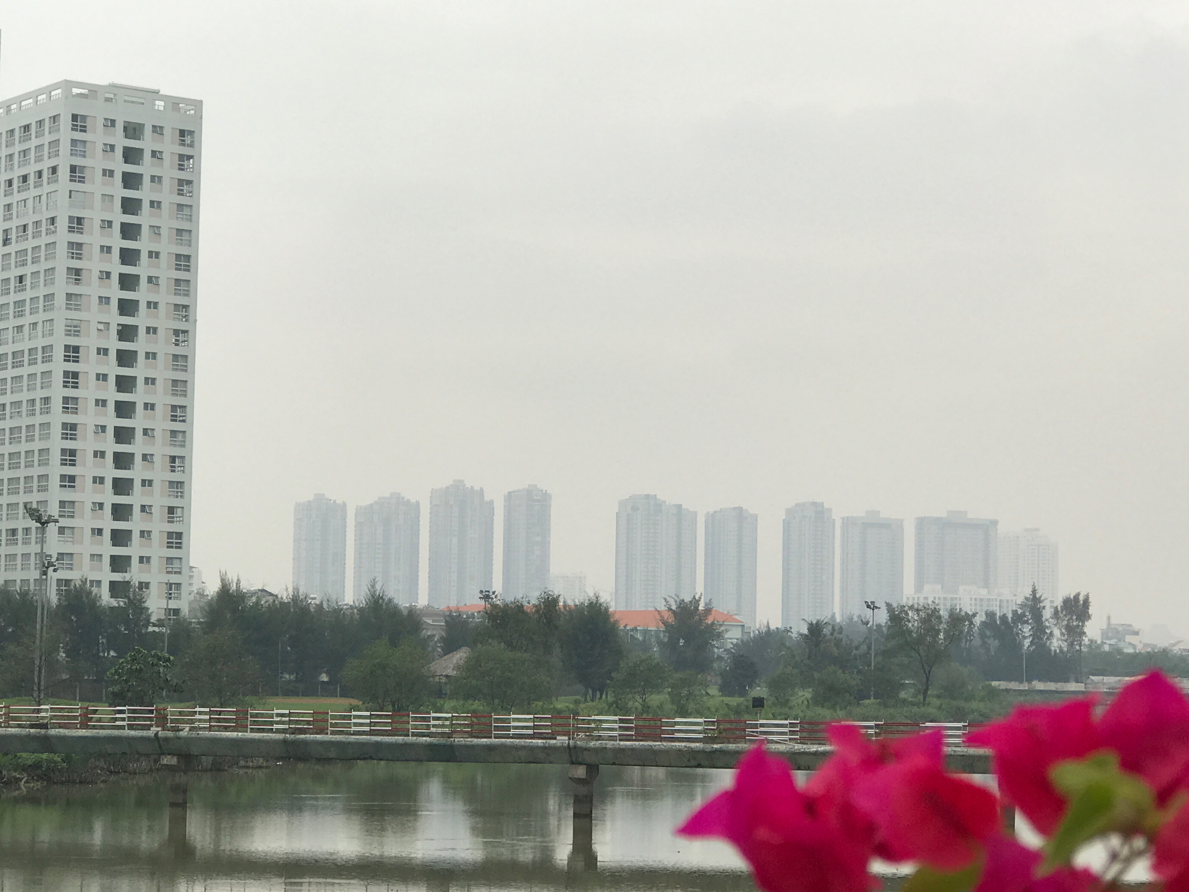 Người dân đang sinh sống tại những khu chung cư cao tầng này cho biết, hàng đêm cảm giác cả toà nhà run bần bậc khi có những đoàn nhiều xe container chạy bên dưới.