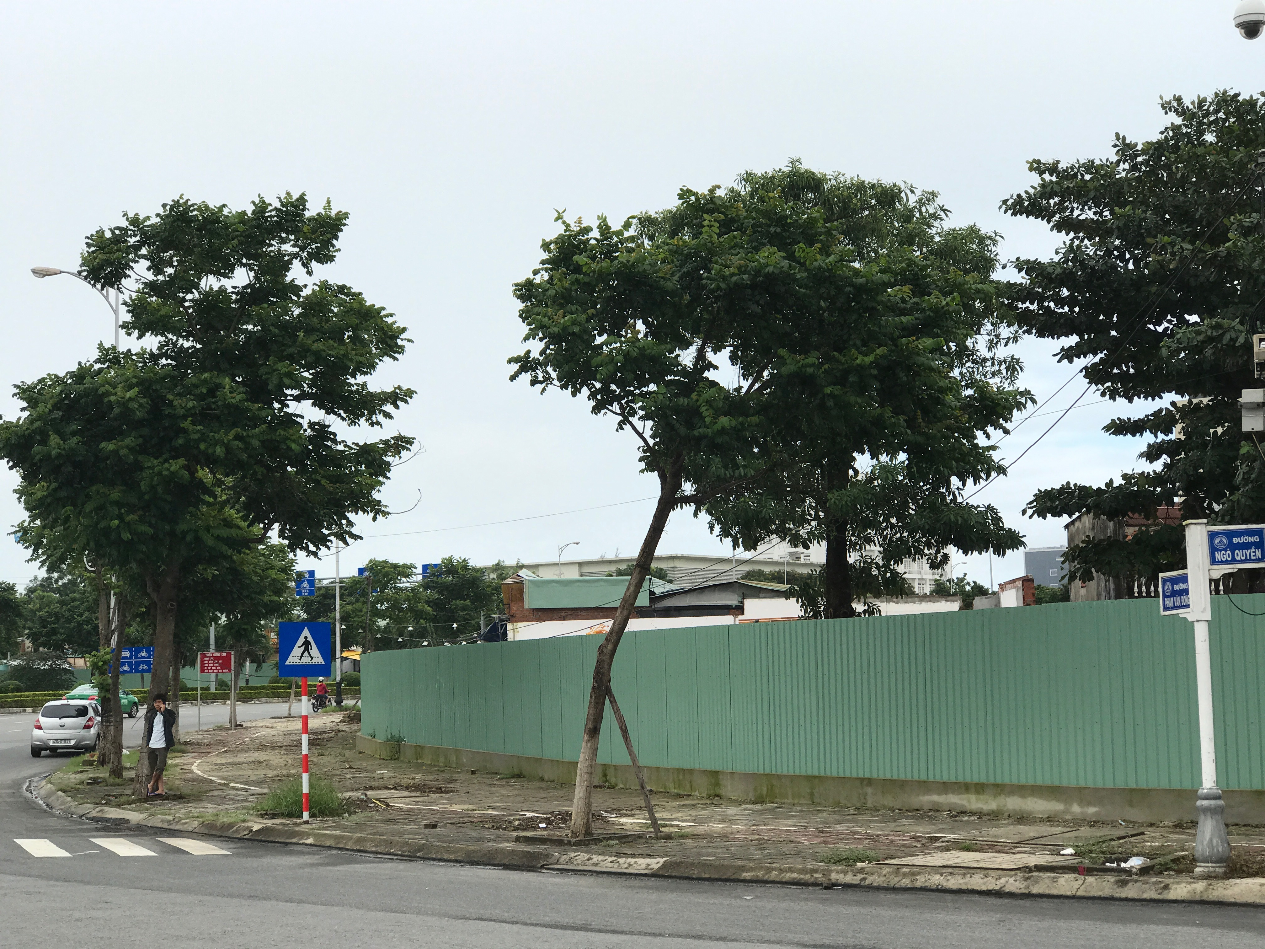 Vướng mắc ở dự án công trình nút giao thông phía tây cầu Sông Hàn là công tác giải phóng mặt bằng. Dự án có 23 hồ sơ giải tỏa. Qua triển khai công tác đền bù giải tỏa, hiện 1 hộ giải tỏa đã nhận 100% giá trị đền bù, 4 hộ nhận 80% giá trị đền bù, 5 hộ giải tỏa nhận đất tái định cư.