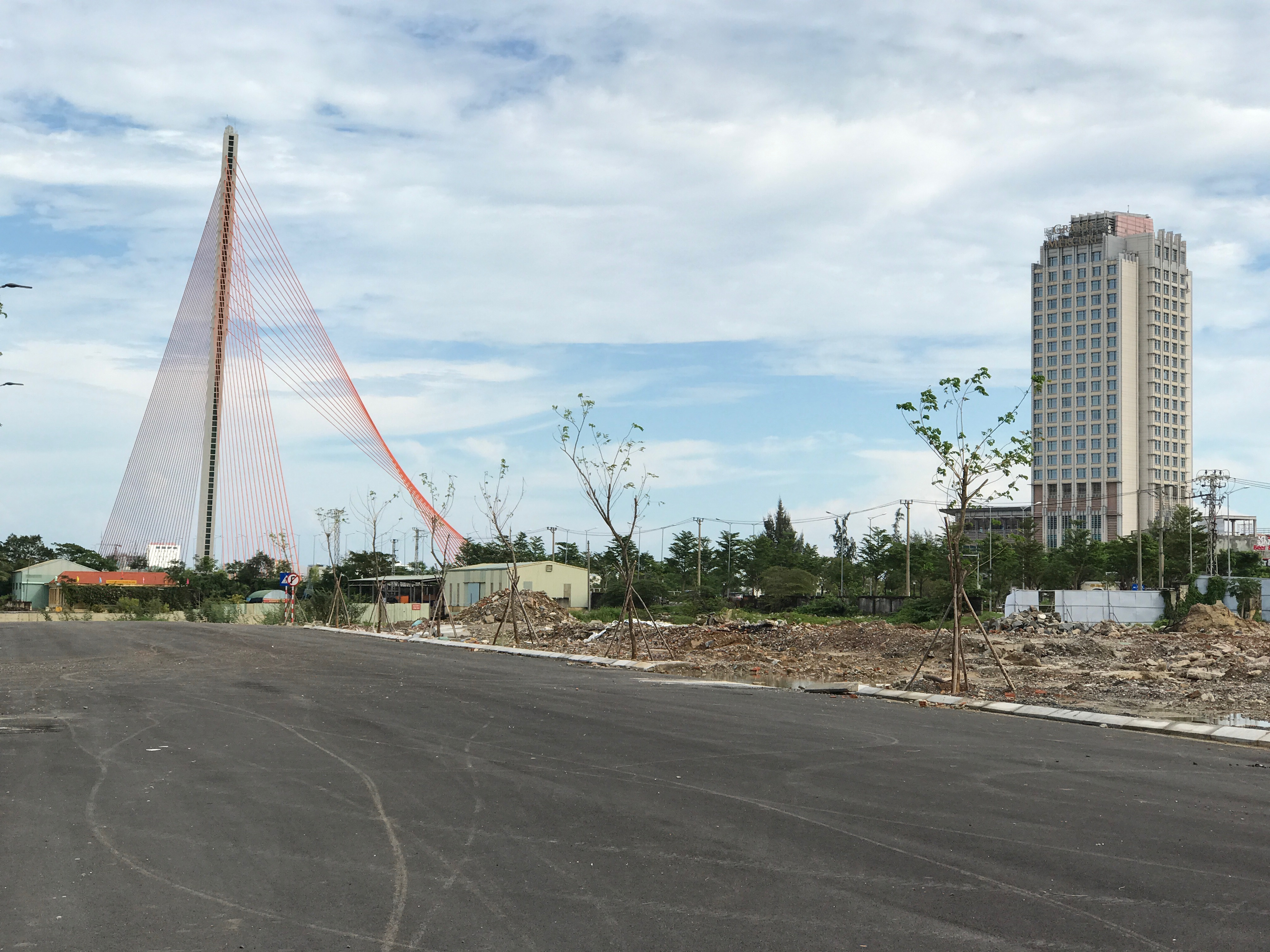 Các nút giao thông trên tuyến đường ven biển cũng đang được đầu tư nâng cấp, mở rộng.