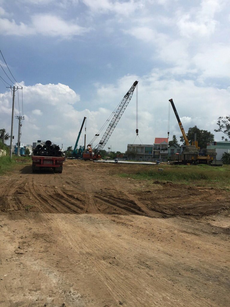 Dự án nhà ở giá rẻ Chương Dương Home tại quận Thủ Đức đang thi công ép cọc. Dự án đang chào bán với giá gần 600 triệu đồng/căn.