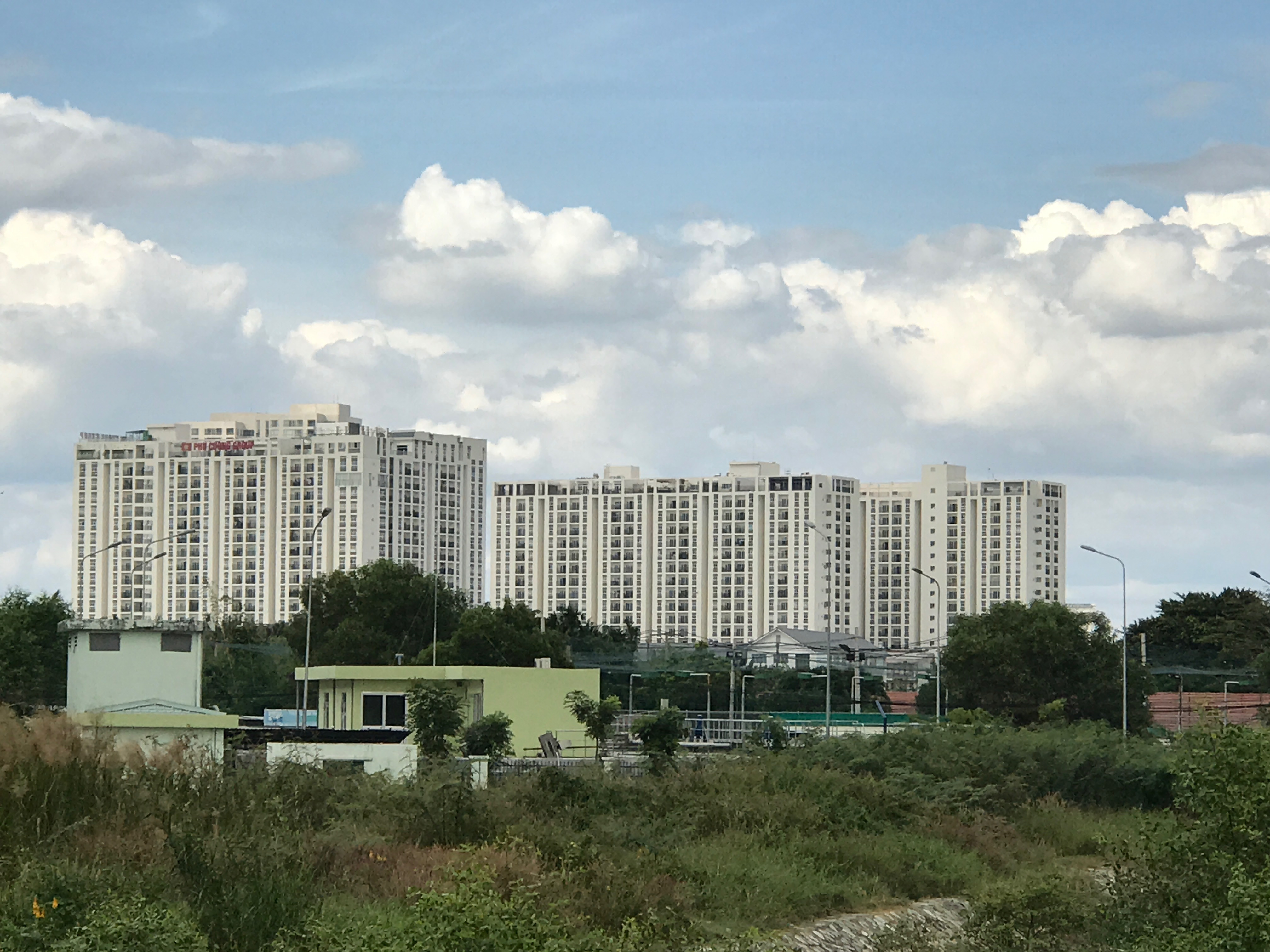 Tại đây, các dự án chen chân nhau mọc lên san sát.