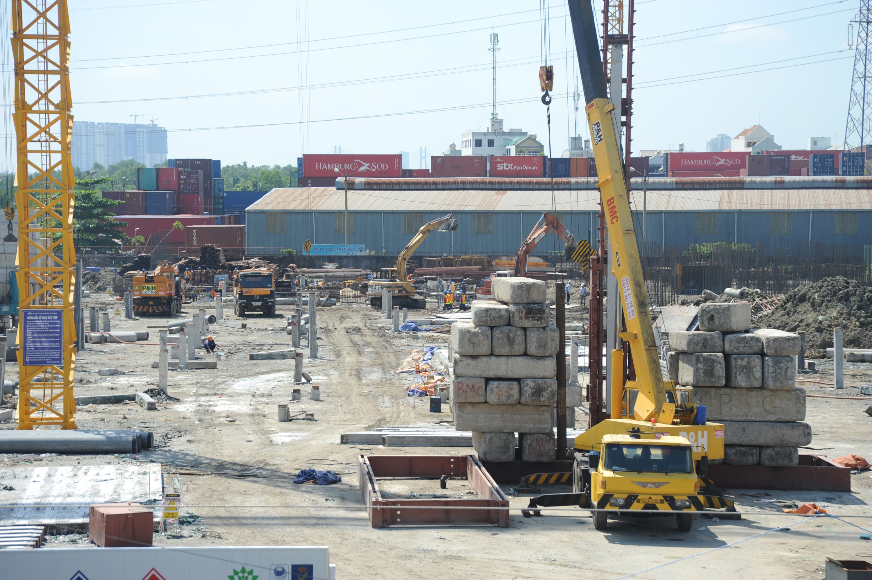 Dự án Him Lam Phú An toạ lạc tại quận 9, gần cầu Rạch Chiếc vừa thi công xong phần móng.