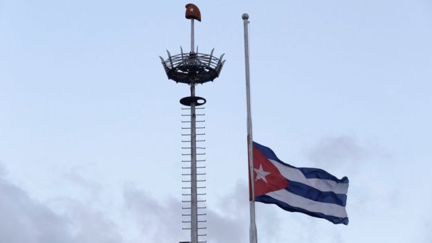 Cuba sẽ dành 9 ngày quốc tang sau sự ra đi của nhà lãnh đạo lừng danh. Sau khi kết thúc tang lễ, tro cốt của nhà lãnh đạo Fidel Castro sẽ được đưa tới Santiago de Cuba để an táng. Ảnh: Reuters